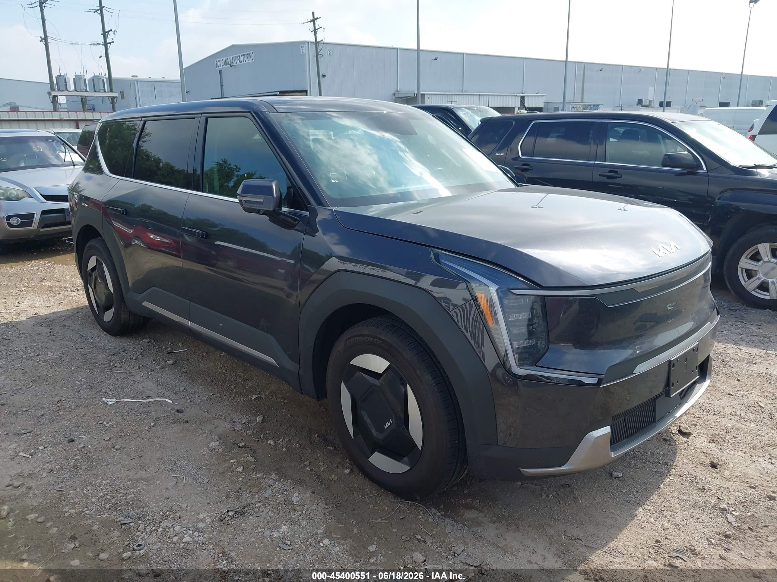 2026 Kia EV9 Light Long Range, VIN 5XYAB5S1XTG009367 — Side