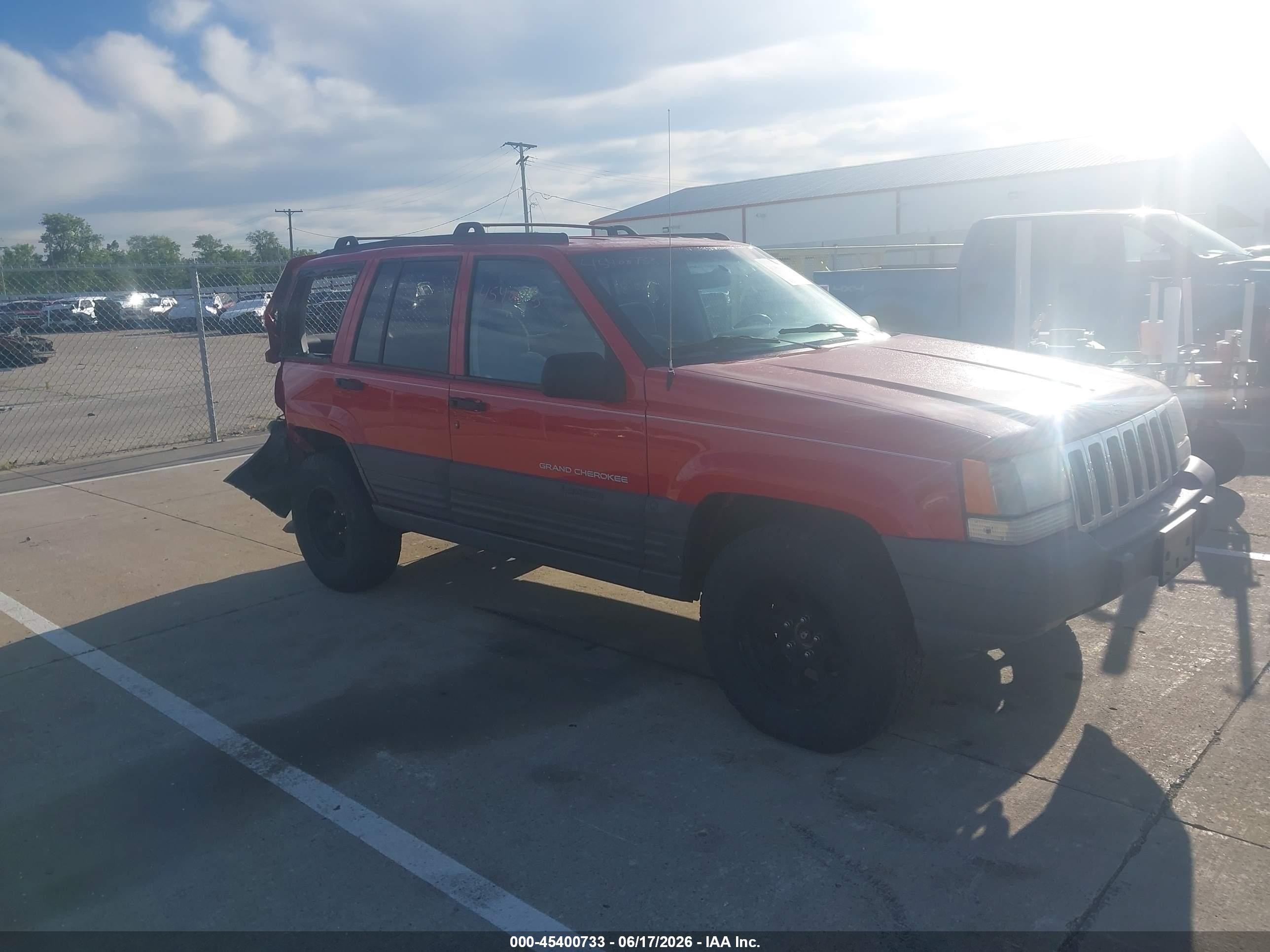 1996 Jeep Grand Cherokee Laredo, VIN 1J4GZ58Y6TC329150 — Rear end