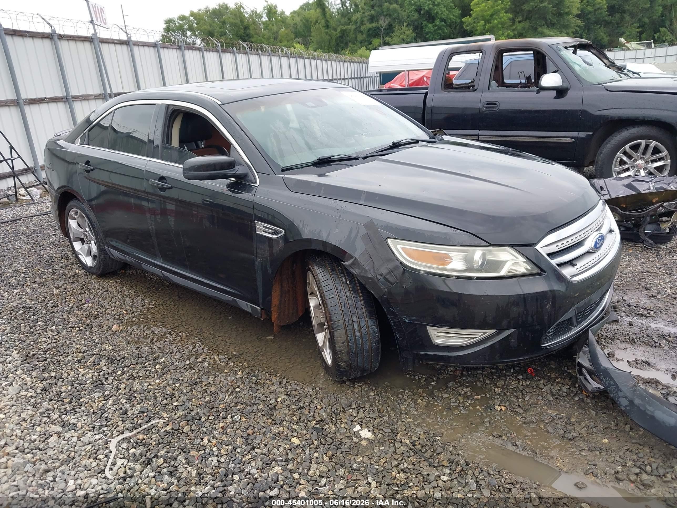 2011 Ford Taurus SHO, VIN 1FAHP2KT5BG159212 — Front end