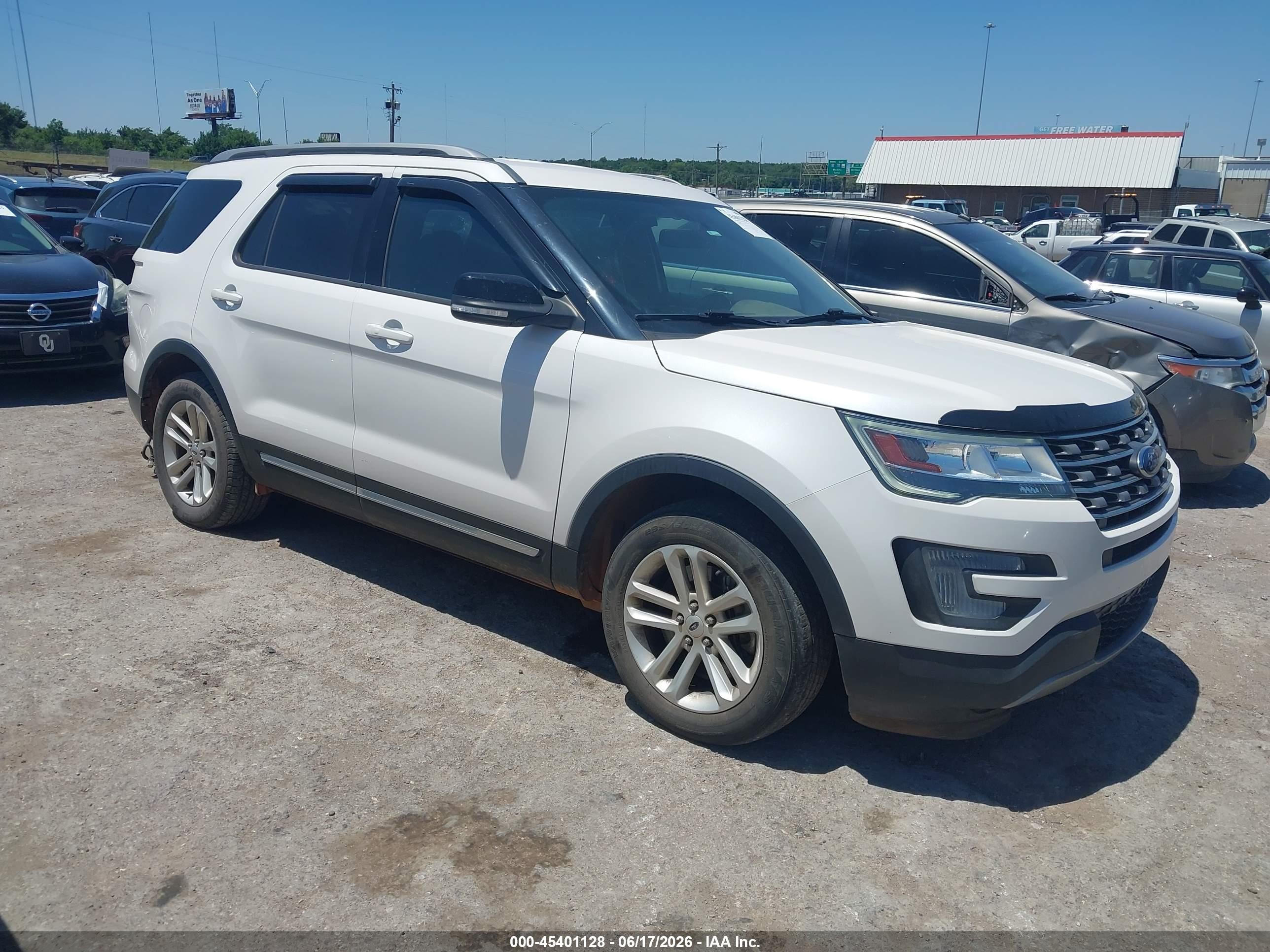 2017 Ford Explorer XLT, VIN 1FM5K7D85HGA69144 — Rear end