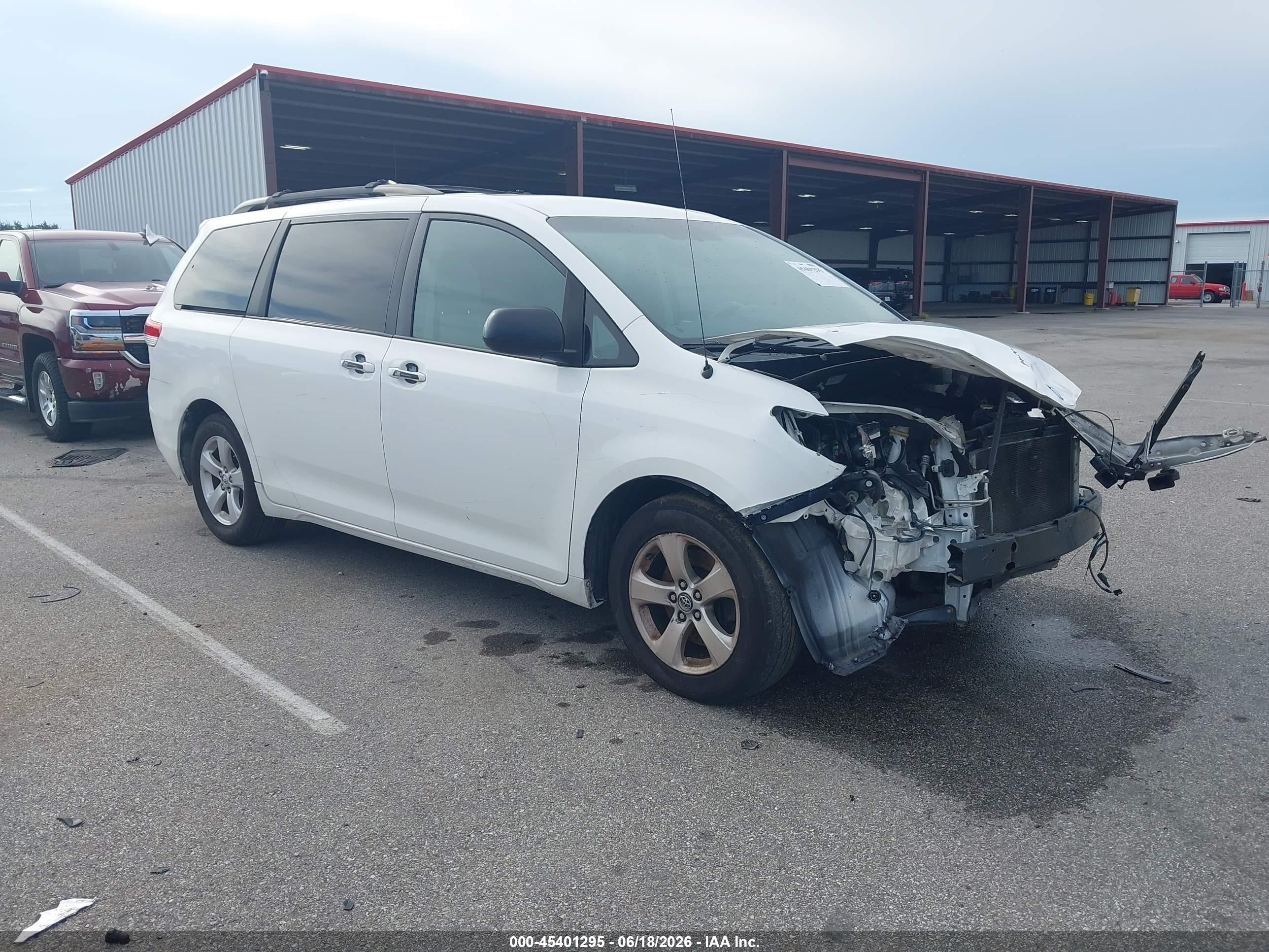 2013 Toyota Sienna LE, VIN 5TDKK3DC7DS391398 — Front end