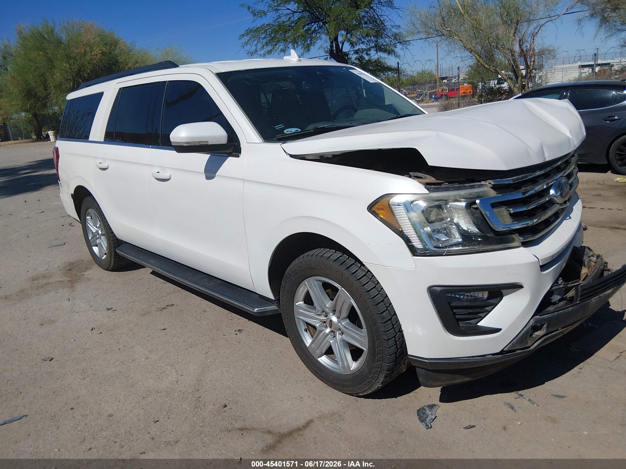 2018 Ford Expedition Max XLT, VIN 1FMJK1HT0JEA17528 — Front end