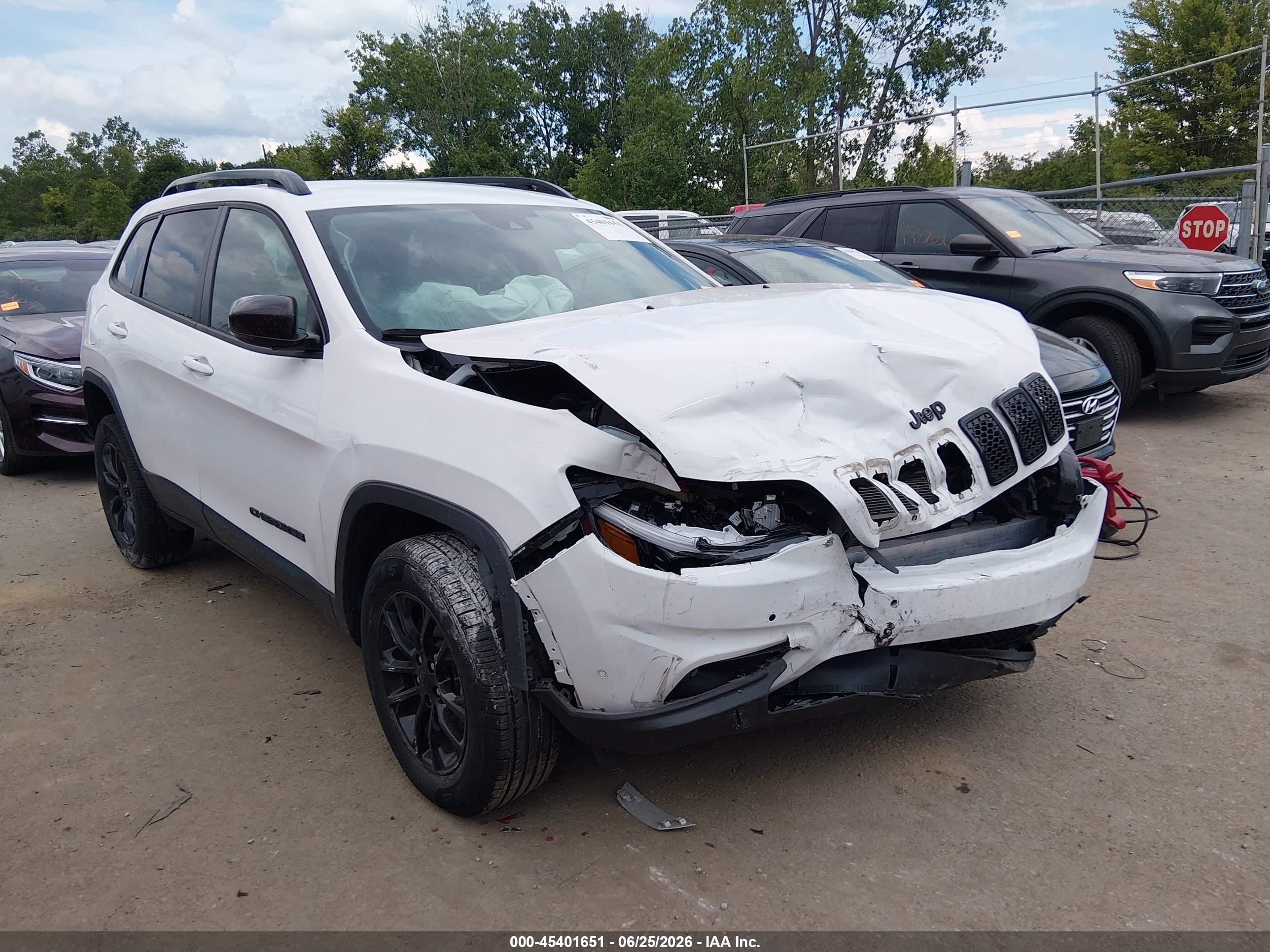2023 Jeep Cherokee Altitude Lux, VIN 1C4PJMMB6PD107071 — Front end