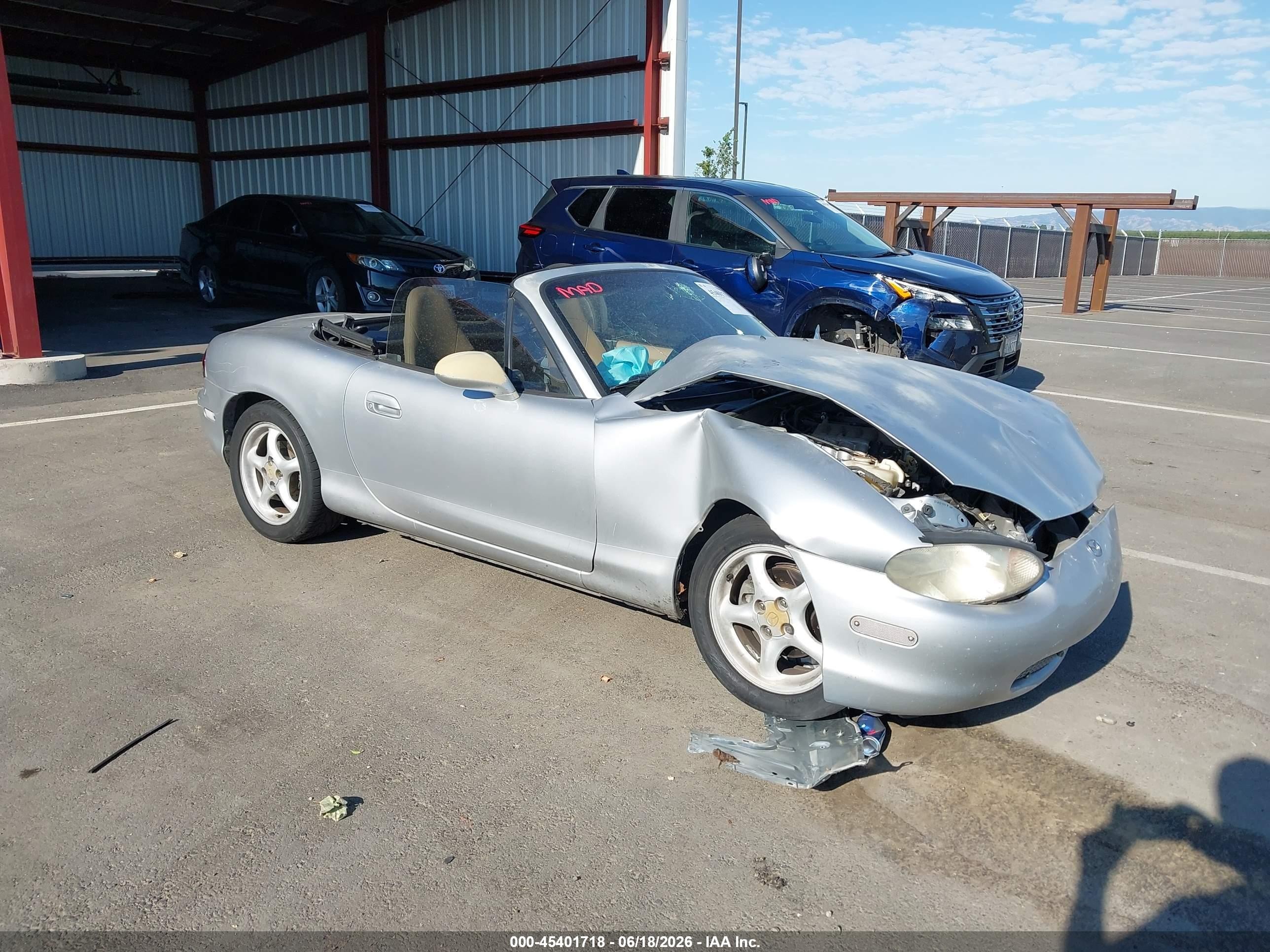 1999 Mazda MX-5 Miata, VIN JM1NB3533X0131650 — Front end