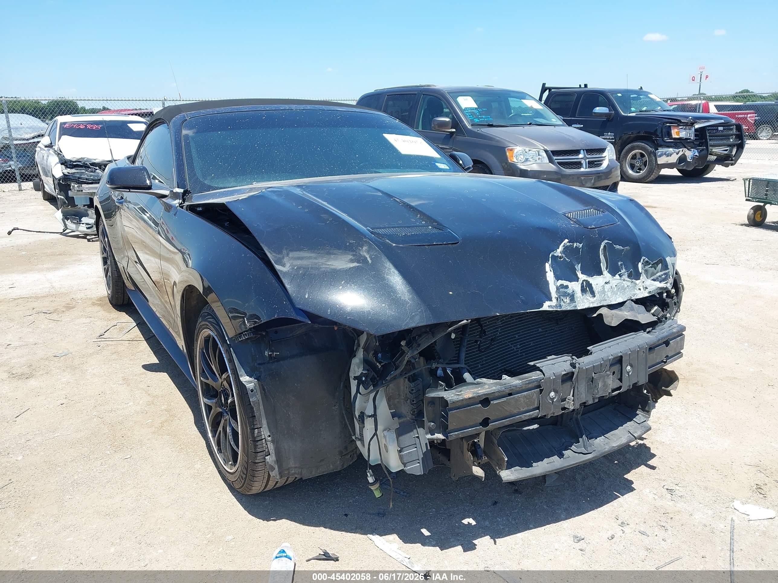 2019 Ford Mustang EcoBoost Premium, VIN 1FATP8UH9K5135724 — Перед