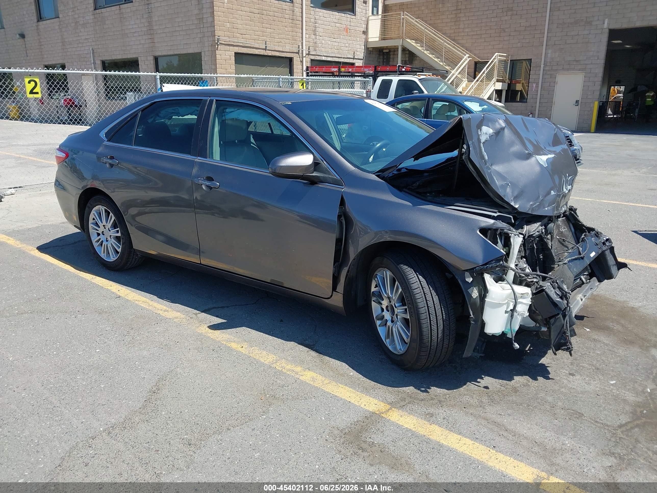 2015 Toyota Camry XLE, VIN 4T4BF1FK3FR458463 — Перед
