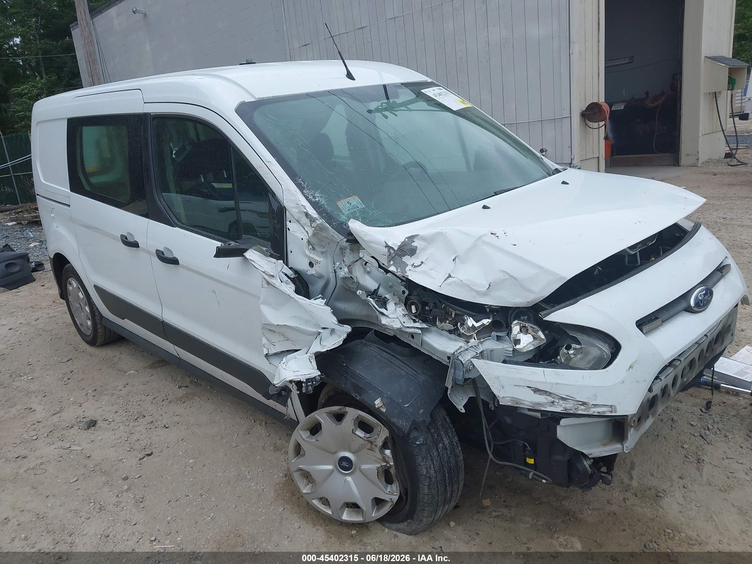 2016 Ford Transit Connect XL, VIN NM0LS7E71G1284407 — Перед