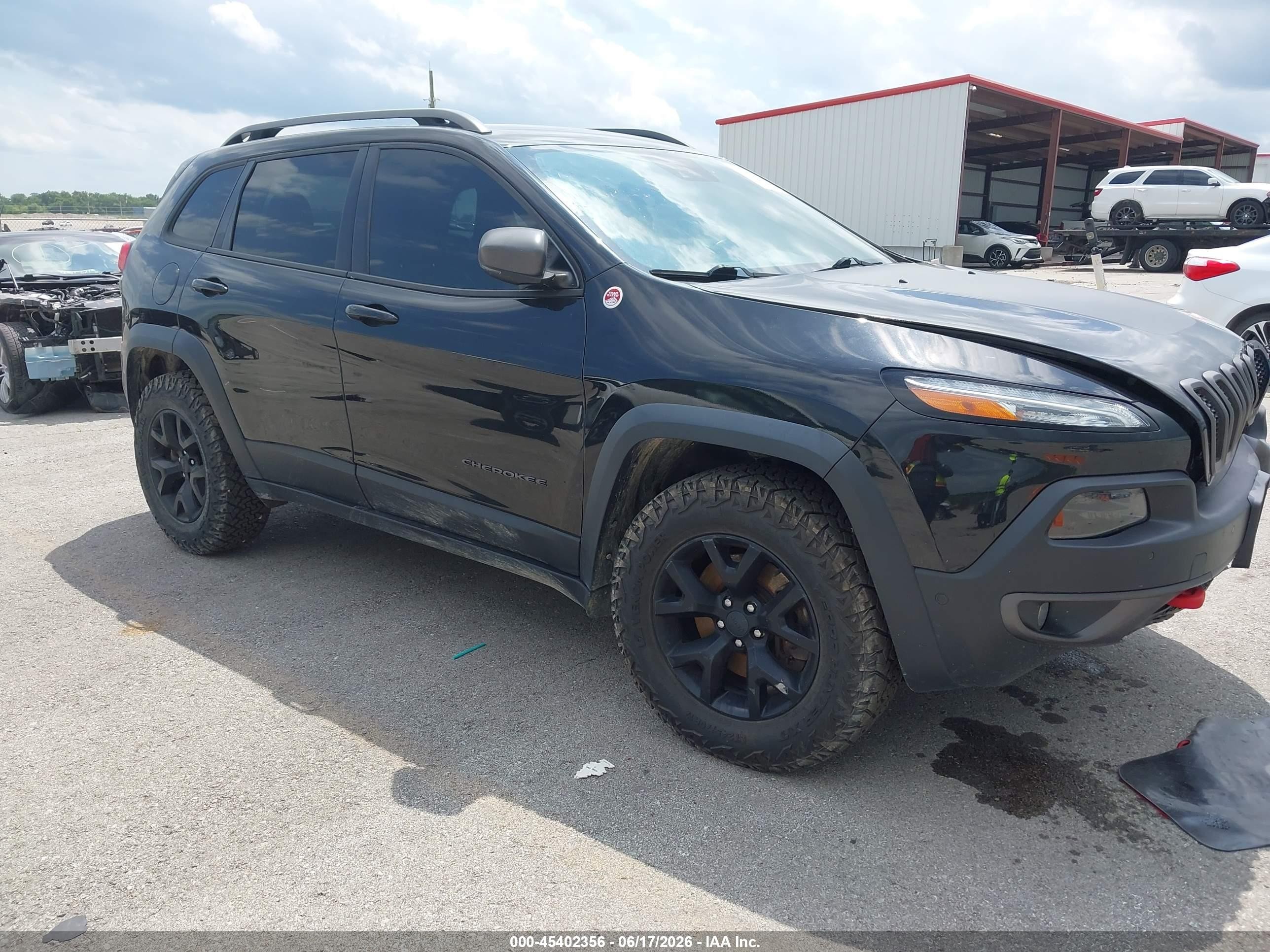 2016 Jeep Cherokee Trailhawk, VIN 1C4PJMBS2GW293201 — Front end