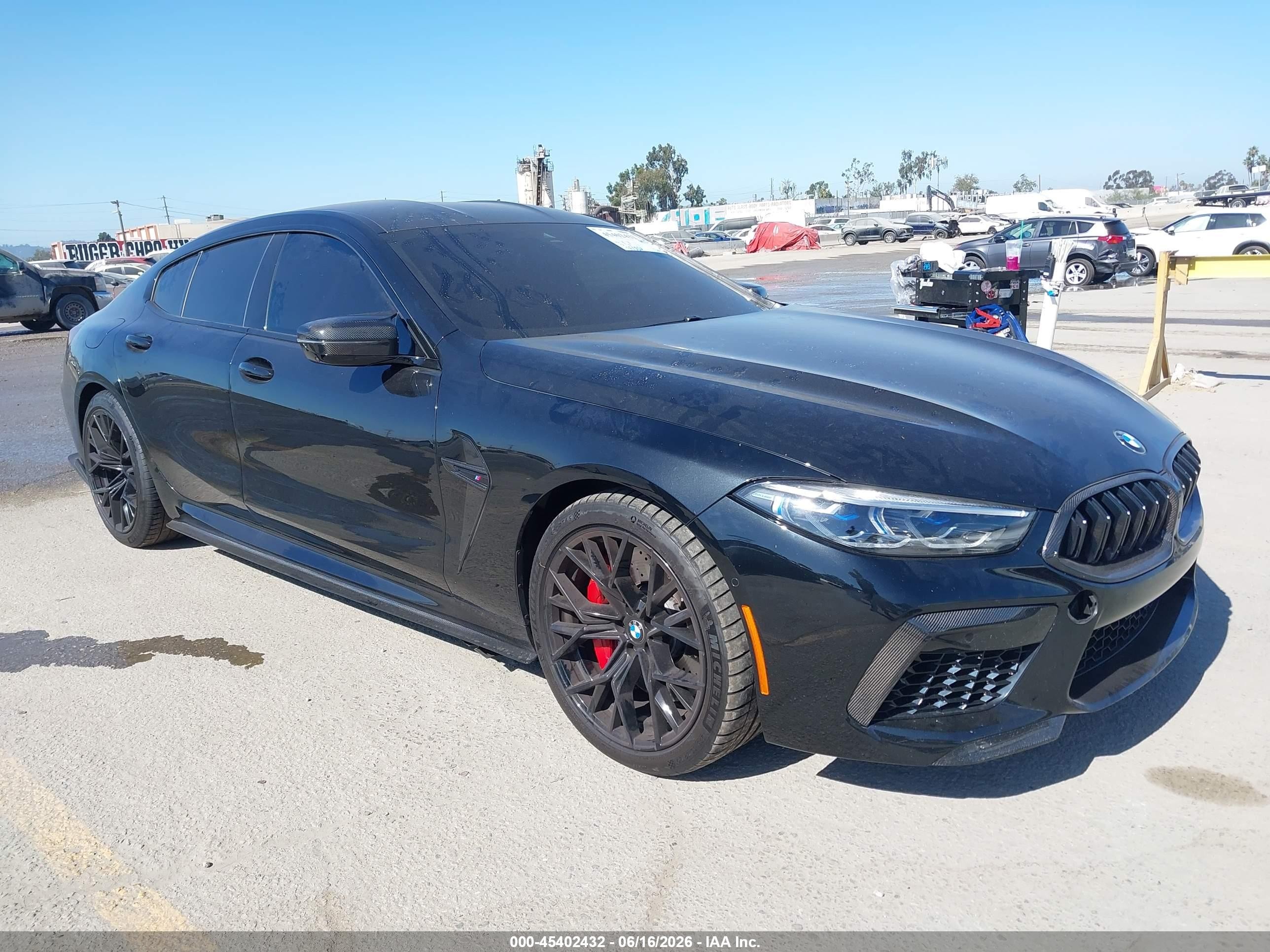 2022 BMW M8 Competition, VIN WBSGV0C03NCH33883 — Перед
