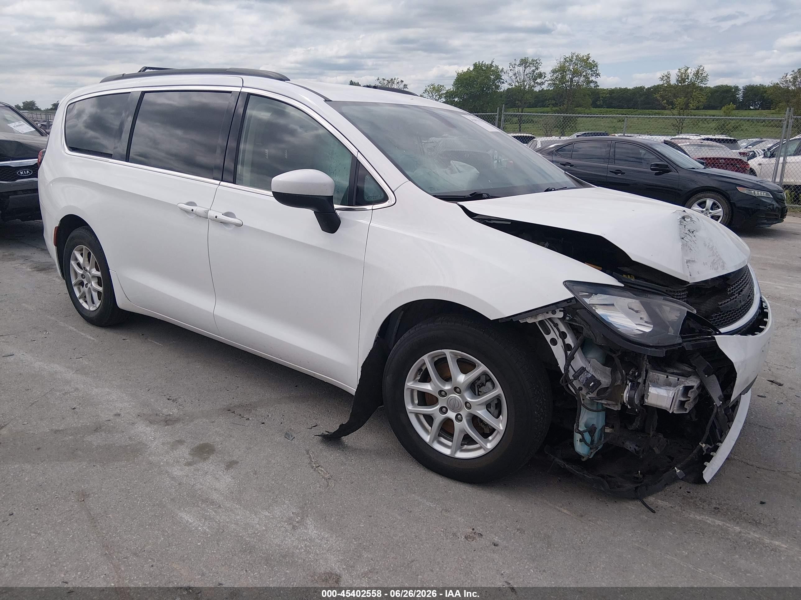 2020 Chrysler Voyager LXi, VIN 2C4RC1DGXLR257043 — Перед