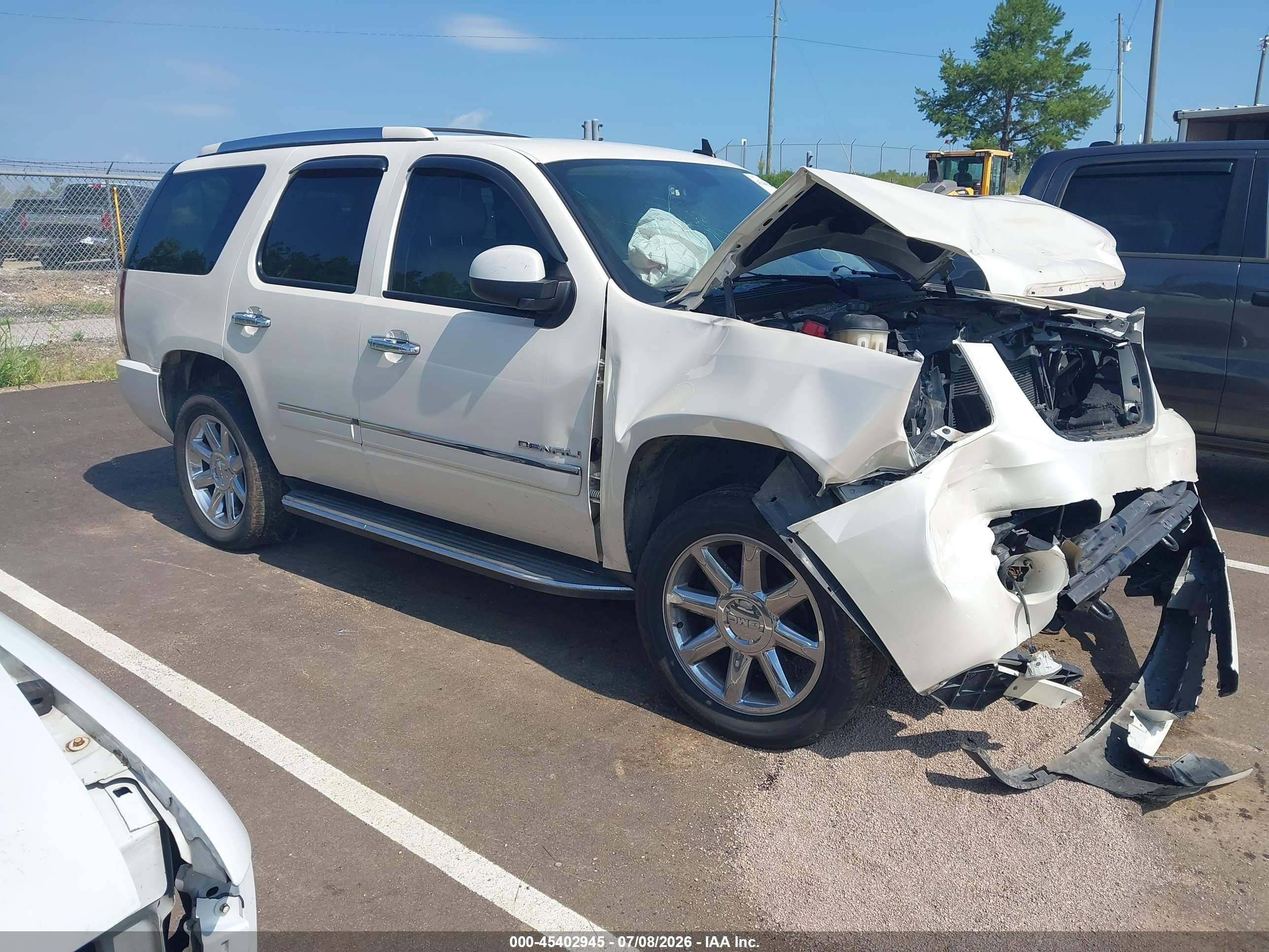 2013 GMC Yukon Denali, VIN 1GKS2EEF5DR201167 — Front end