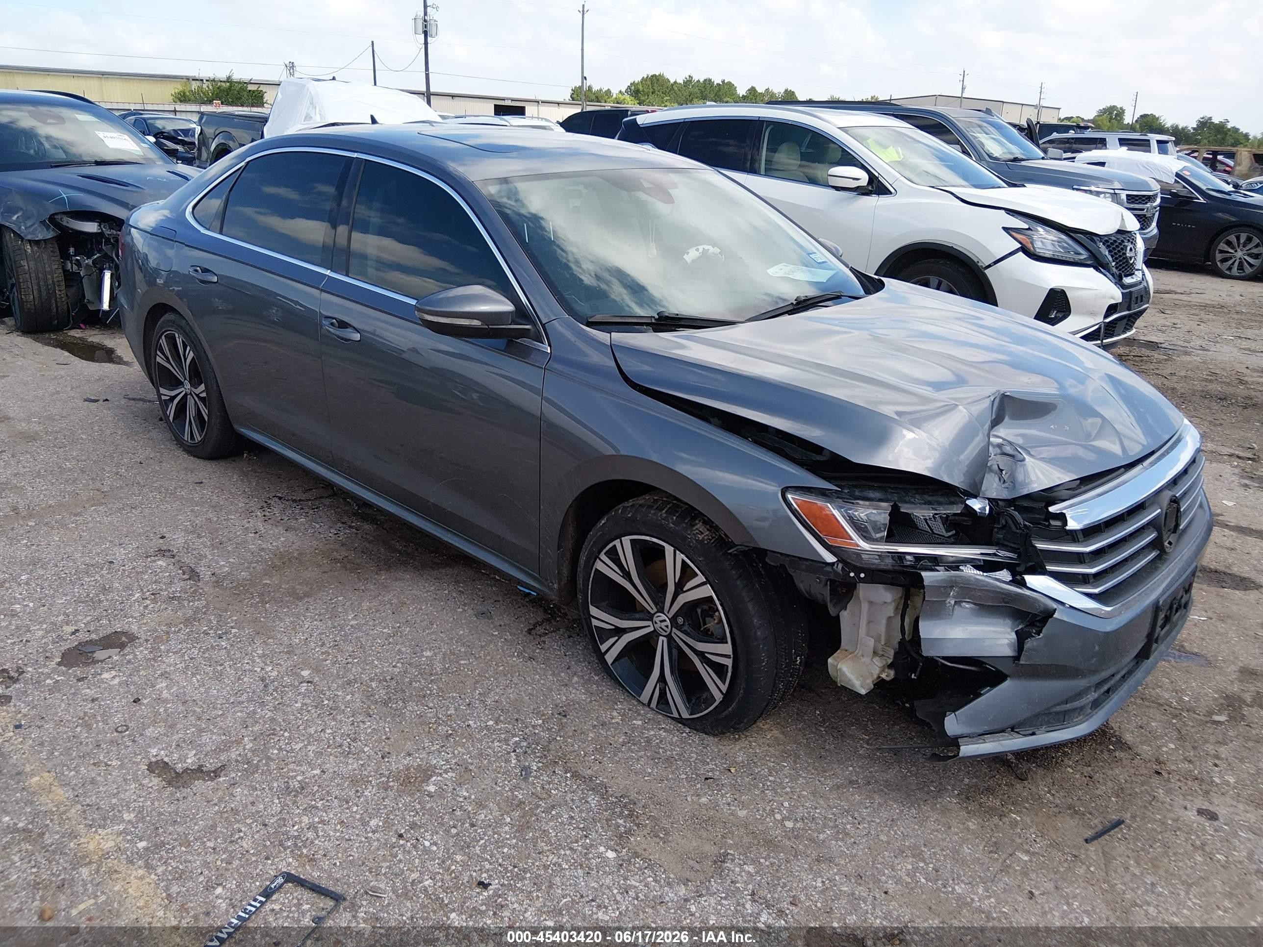 2021 Volkswagen Passat SE, VIN 1VWSA7A37MC005172 — Перед