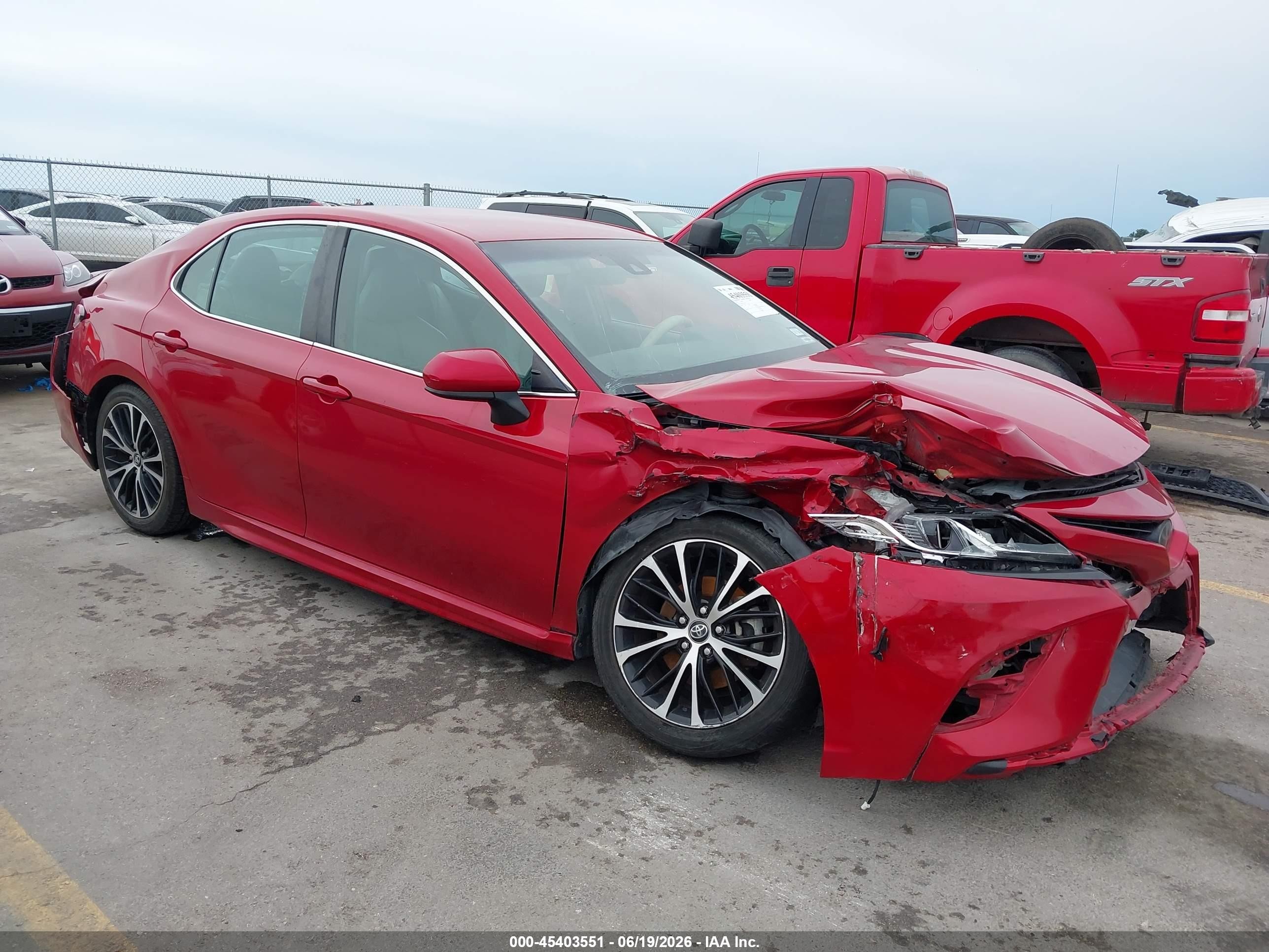 2020 Toyota Camry SE, VIN 4T1G11AK5LU345633 — Перед