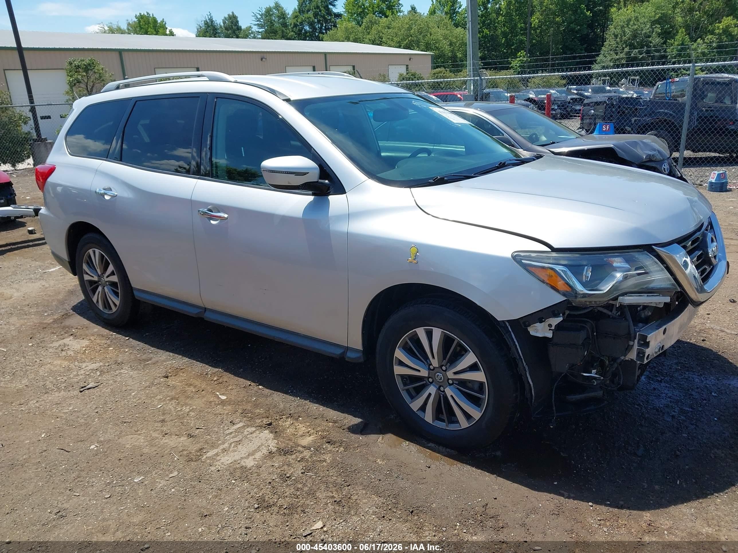 2017 Nissan Pathfinder SL, VIN 5N1DR2MN4HC662047 — Перед