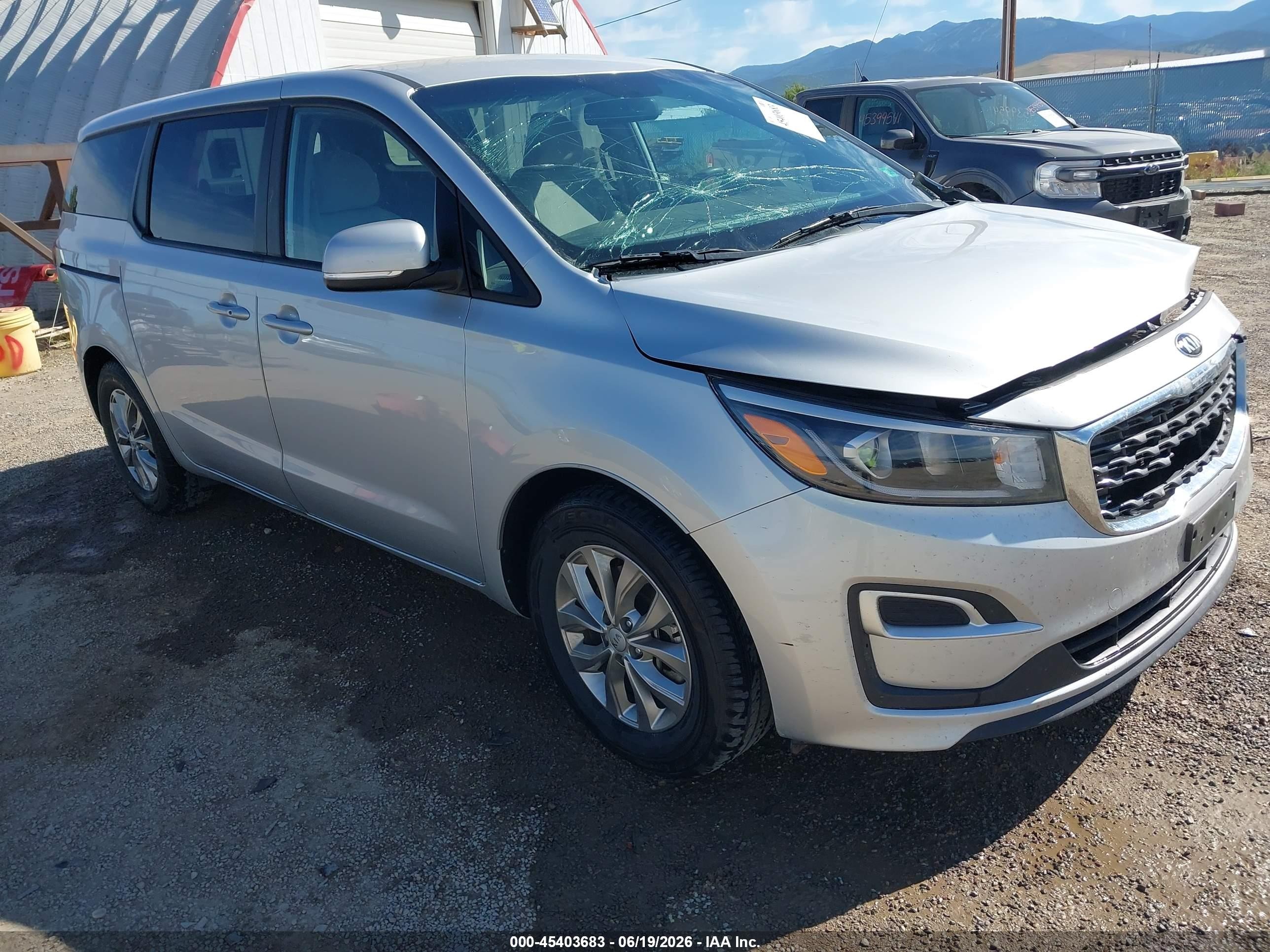 2021 Kia Sedona LX, VIN KNDMB5C13M6667645 — Перед
