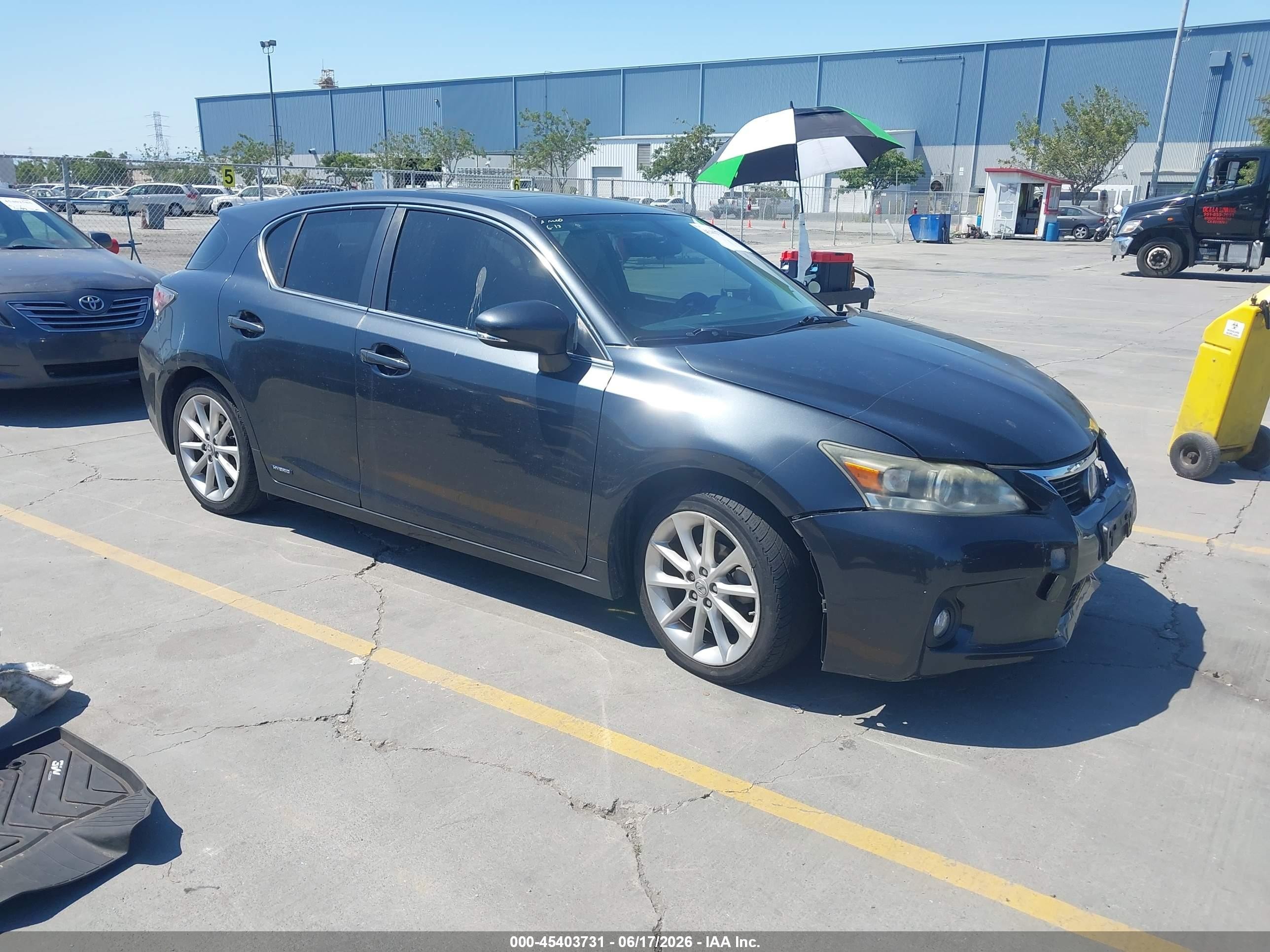 2011 Lexus CT 200h Premium, VIN JTHKD5BH9B2043464 — Перед