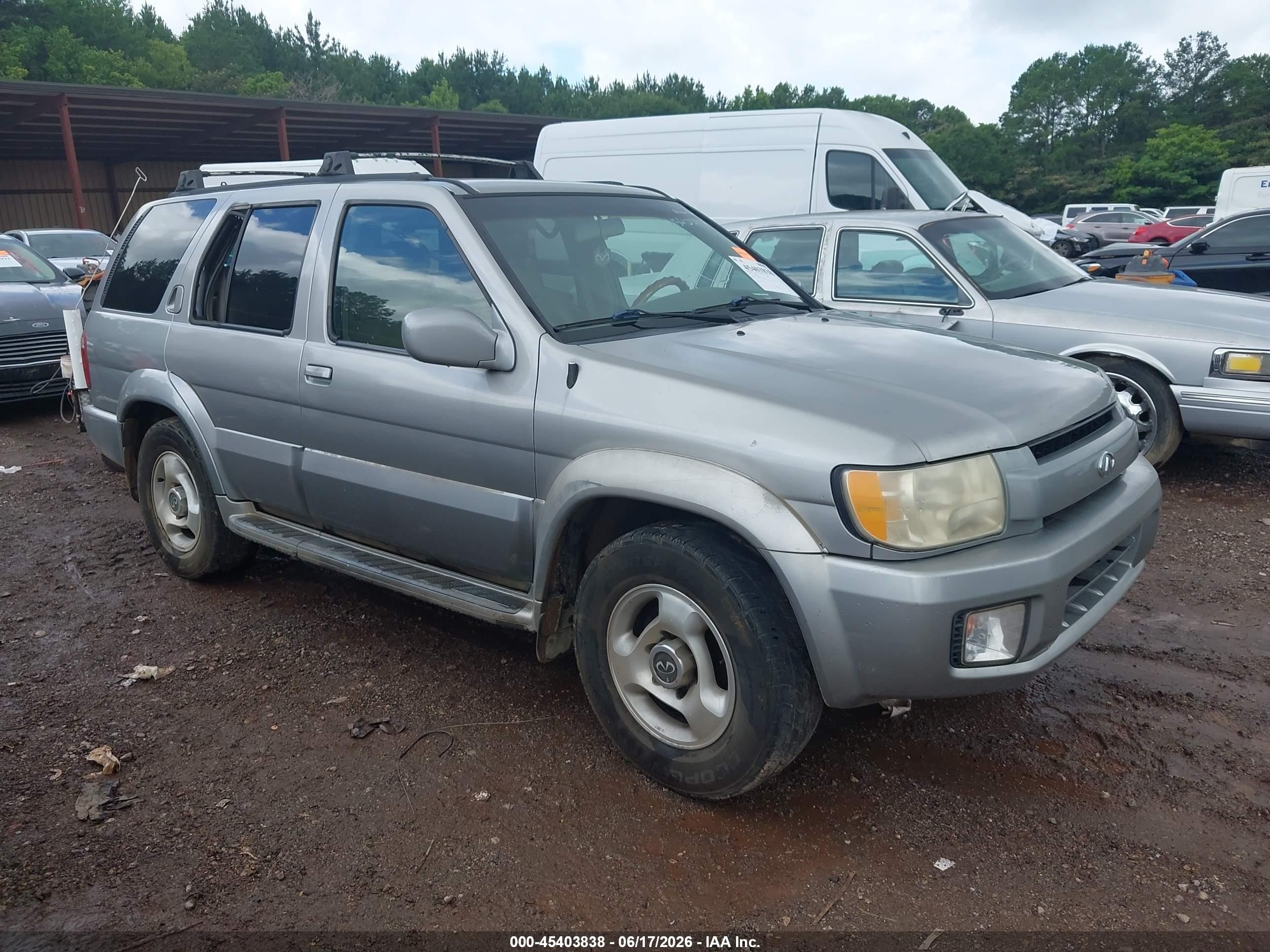 2001 Infiniti QX4 Luxury, VIN JNRDR07XX1W104195 — Side
