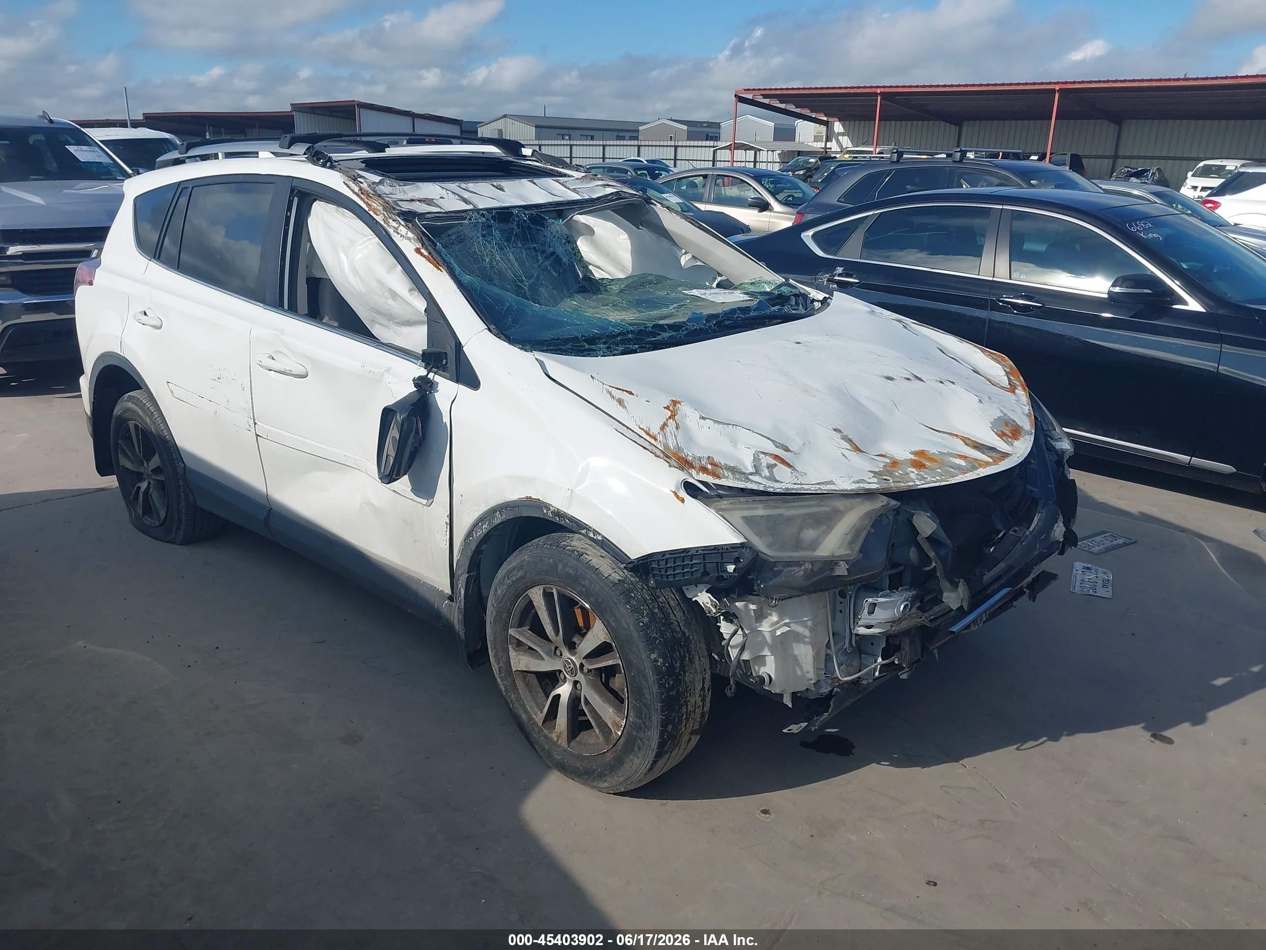 2017 Toyota RAV4 XLE, VIN JTMRFREV7HJ121709 — Опрокидывание