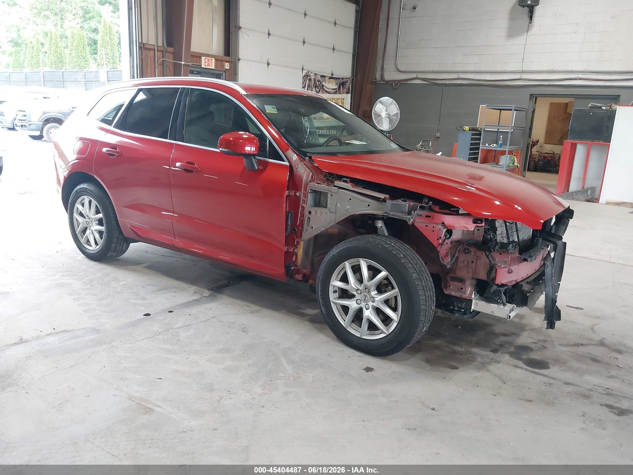 2020 Volvo XC60 Momentum, VIN YV4102RK8L1525694 — Перед