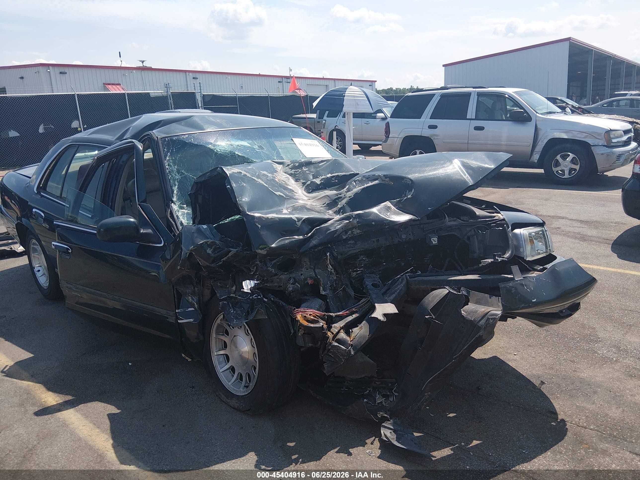 1999 Ford Crown Victoria LX, VIN 2FAFP74W4XX136386 — Front end