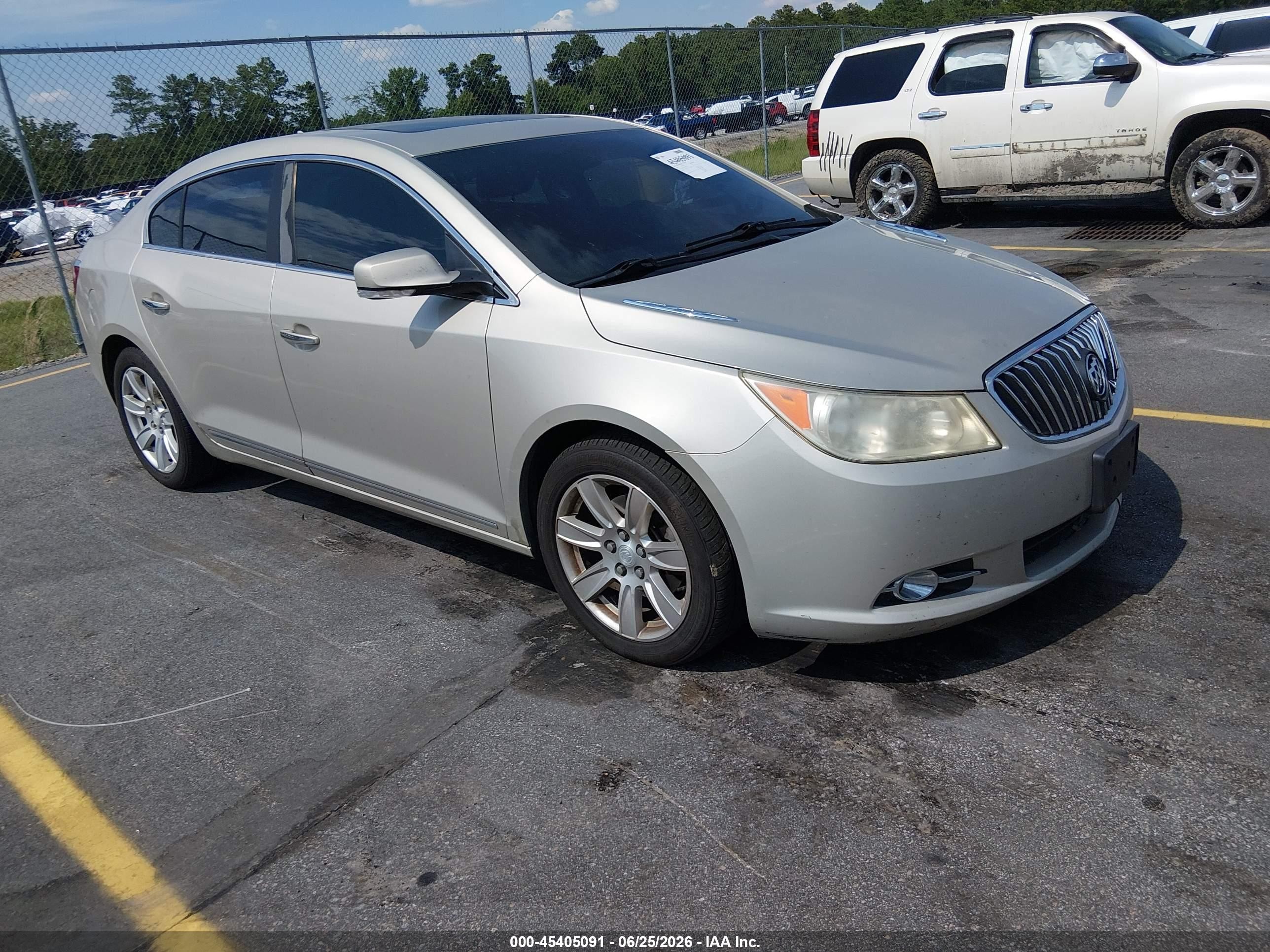 2013 Buick LaCrosse Leather, VIN 1G4GC5E32DF147697 — Перед