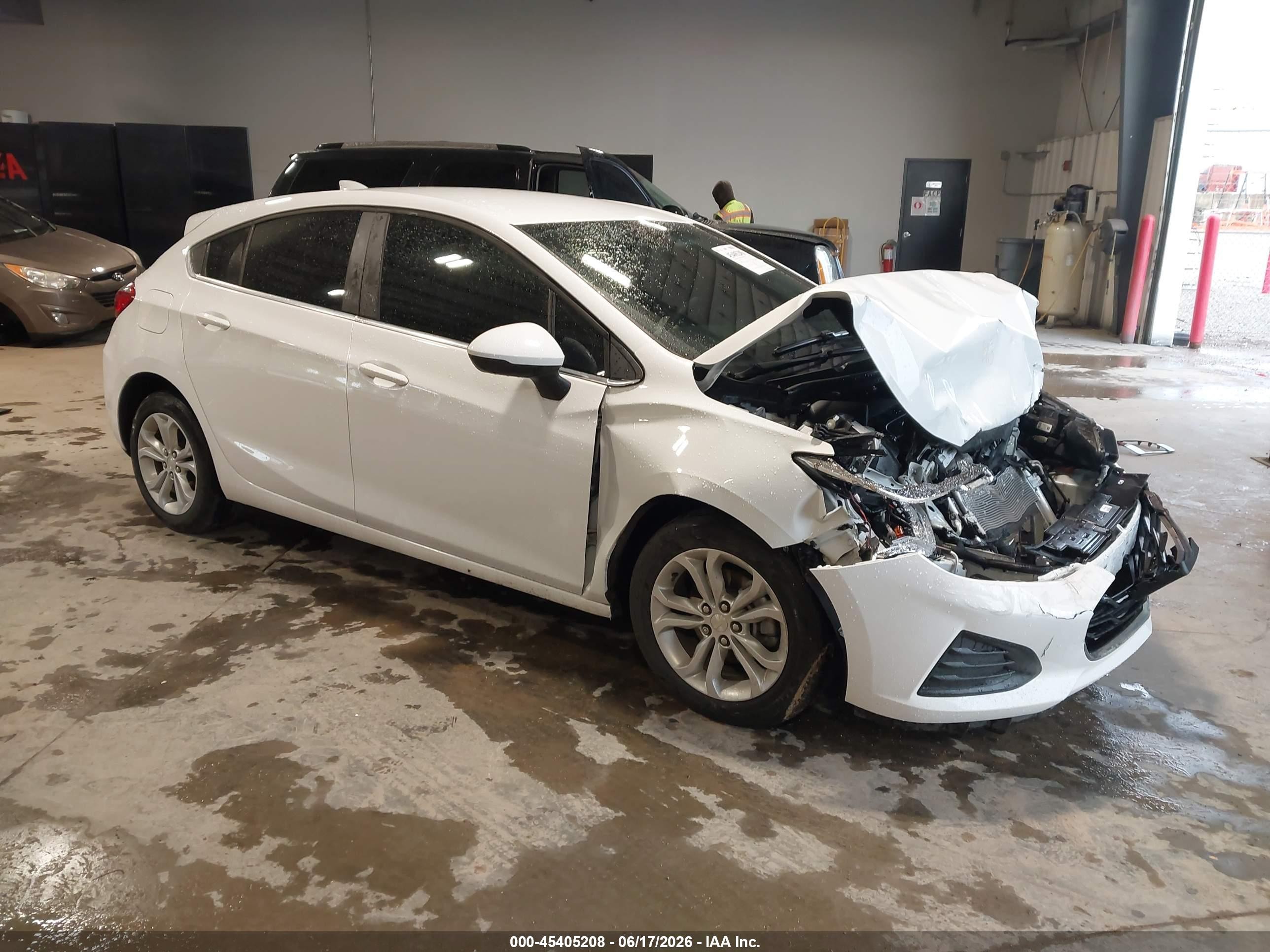 2019 Chevrolet Cruze LT, VIN 3G1BE6SM6KS576113 — Перед