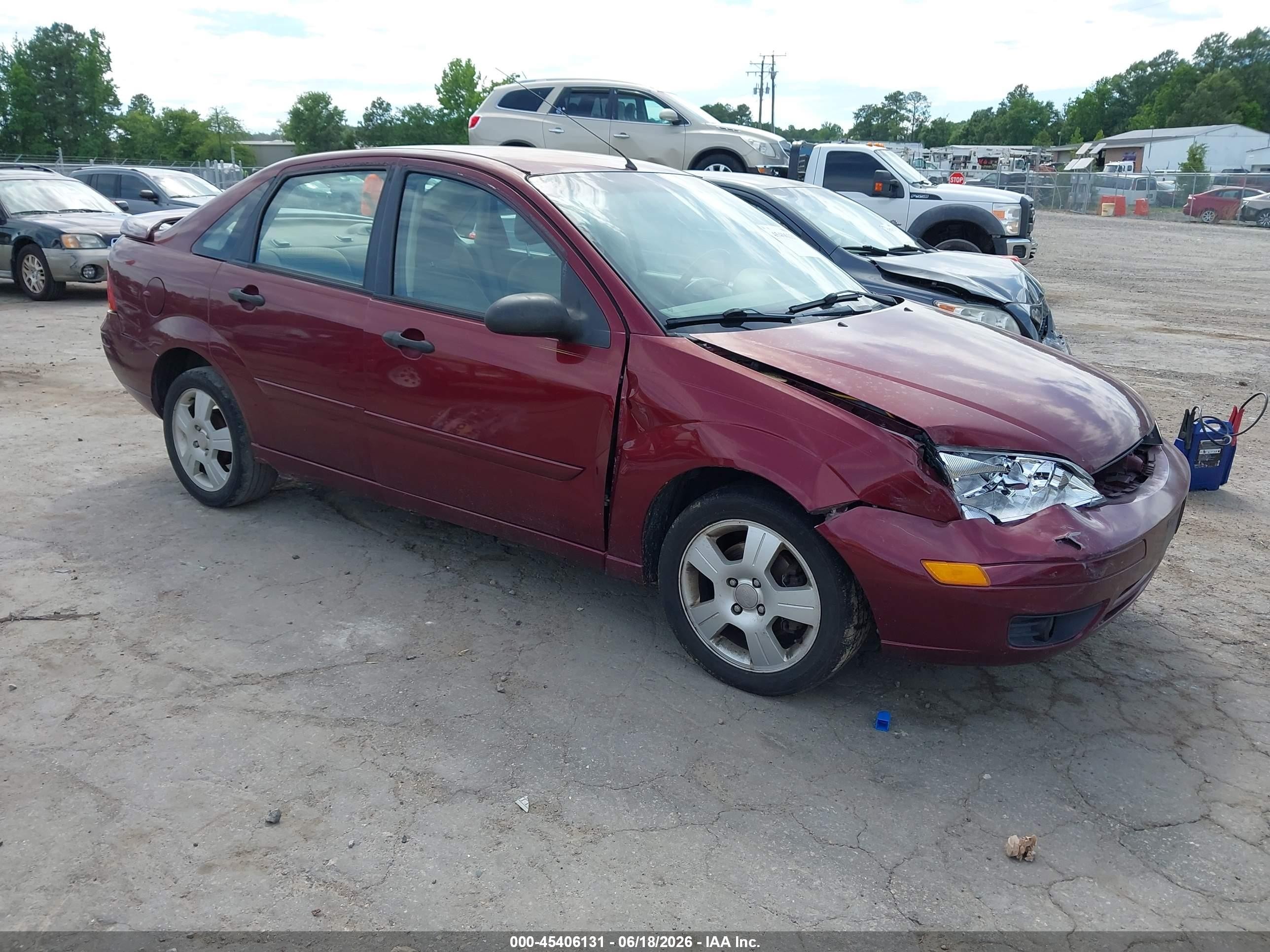 2006 Ford Focus S, VIN 1FAHP34N86W180619 — Front end
