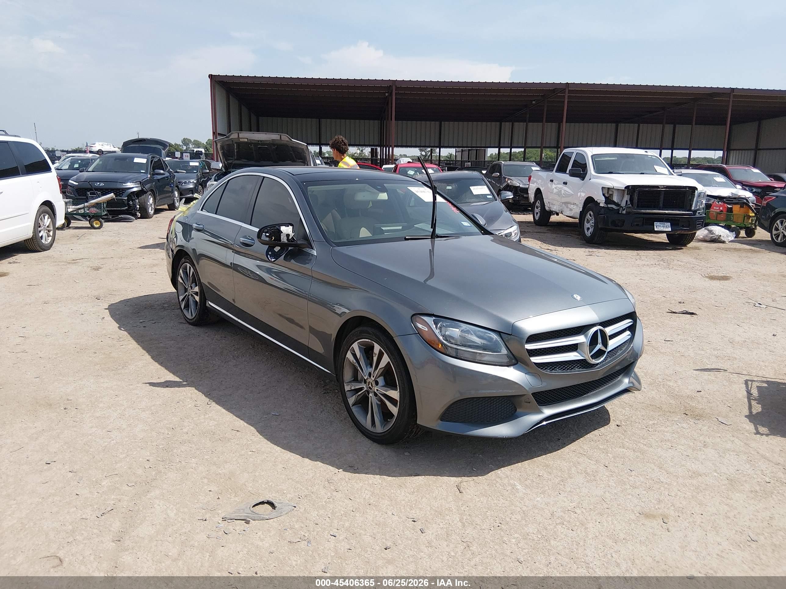 2017 Mercedes-Benz C 300, VIN 55SWF4JB3HU211141 — Зад