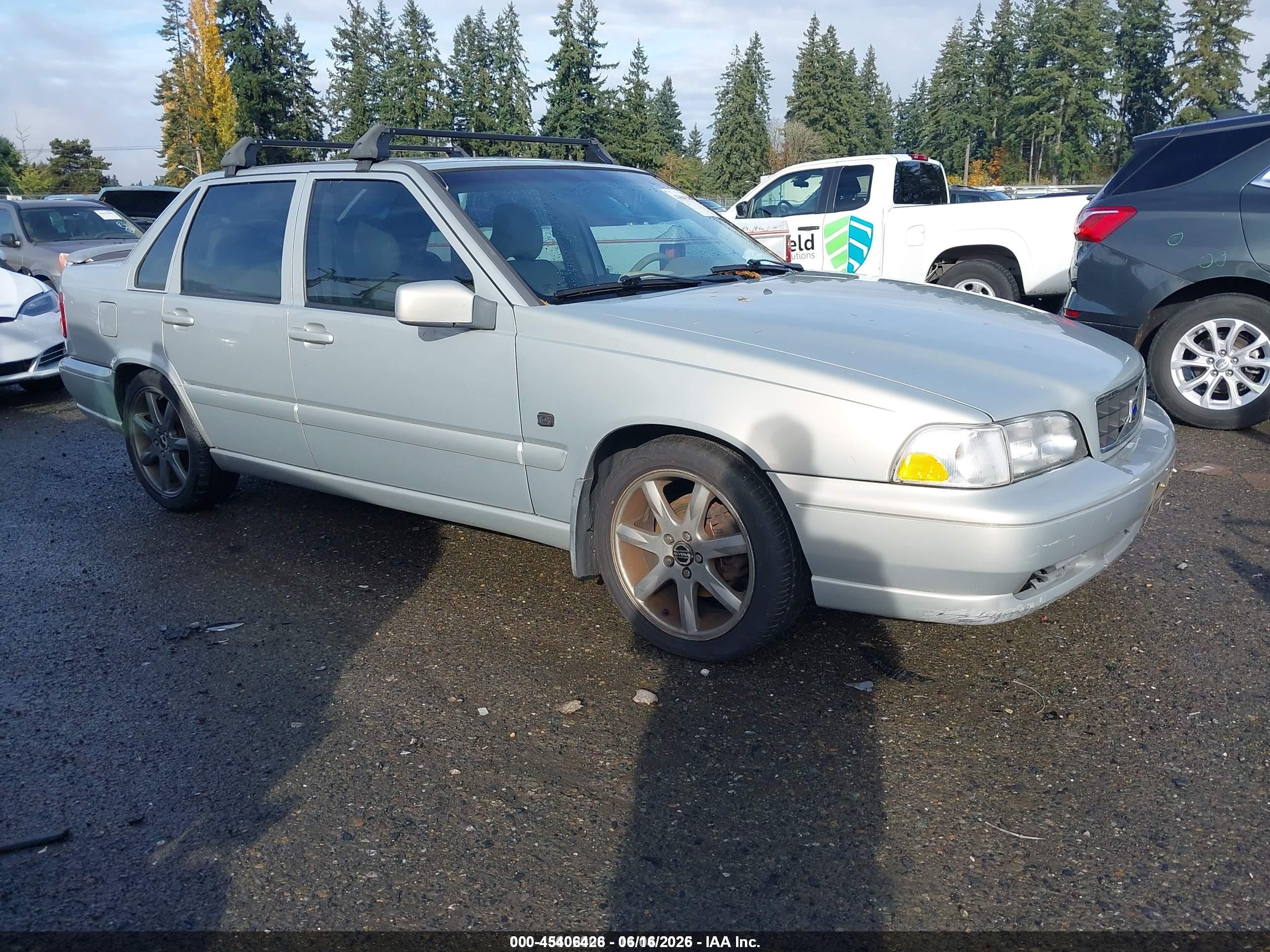 2000 Volvo S70, VIN YV1LS56D4Y2623131 — Front end