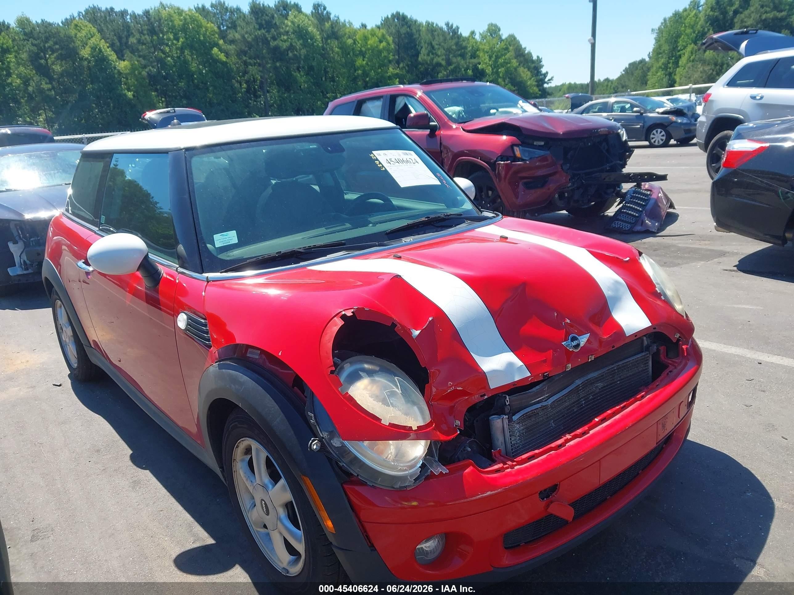 2008 MINI Hardtop, VIN WMWMF335X8TT62966 — Перед