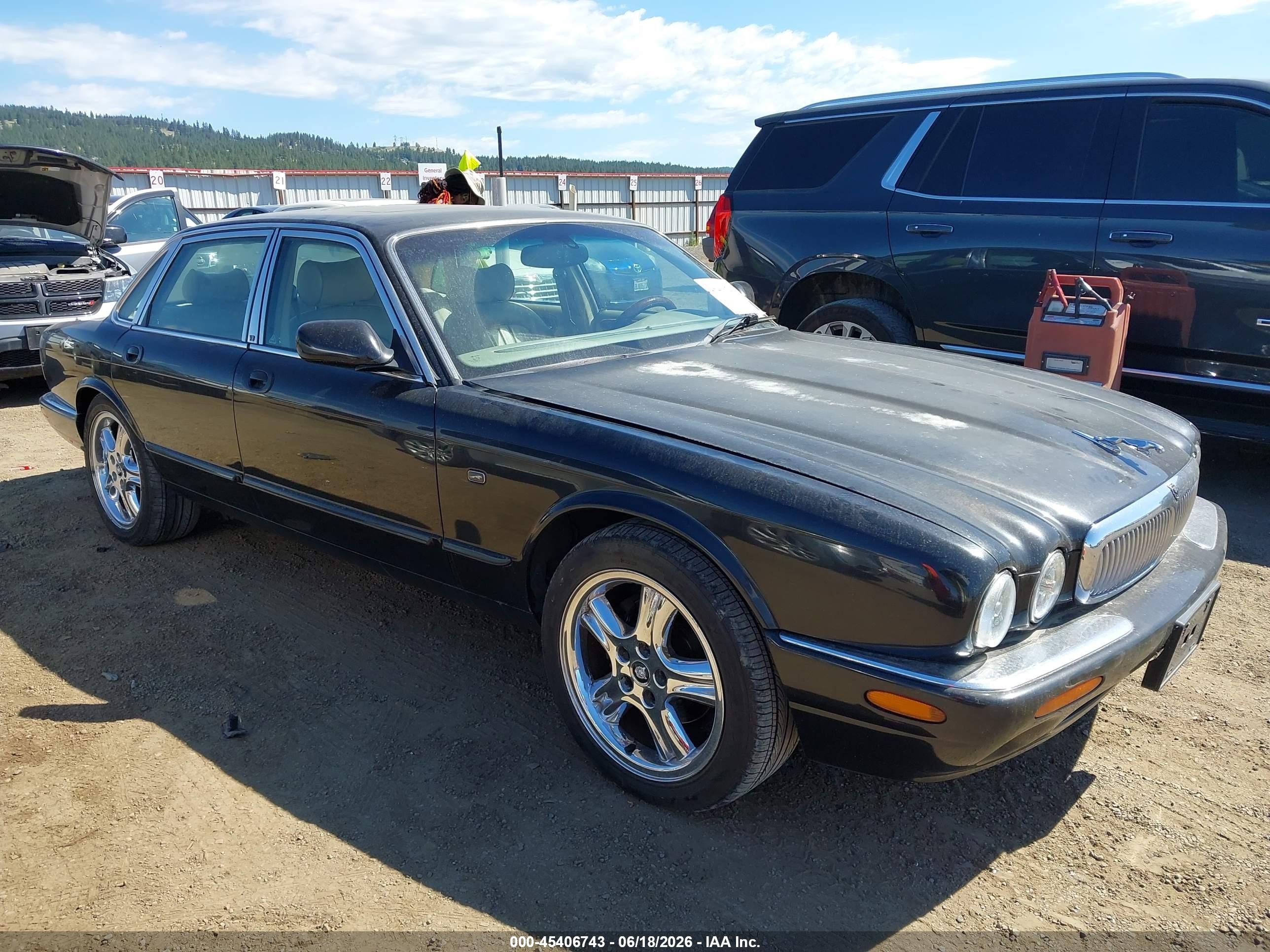 2002 Jaguar XJ 8, VIN SAJDA14C02LF42696 — Normal wear