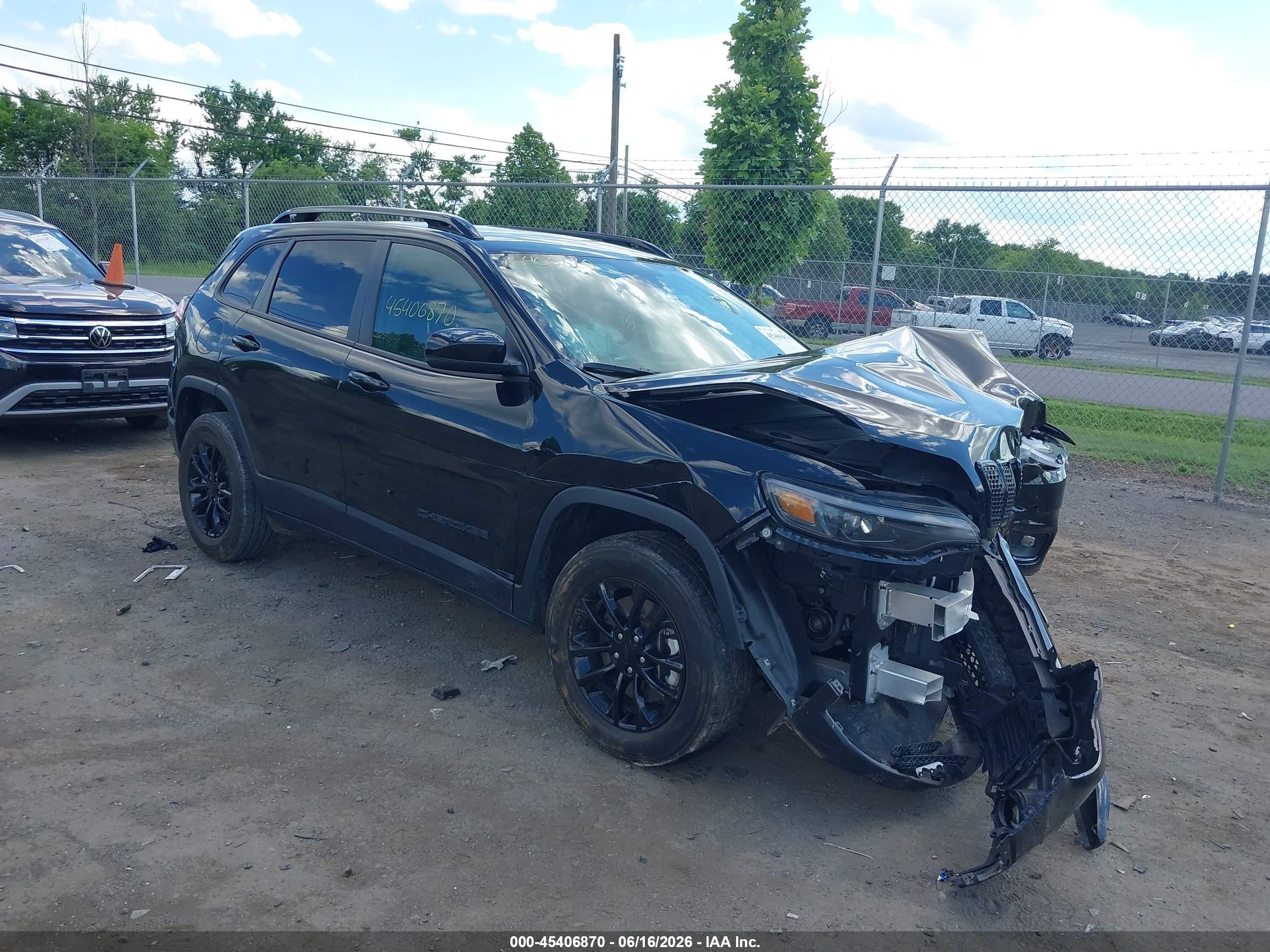 2023 Jeep Cherokee Altitude Lux, VIN 1C4PJMMB9PD107985 — Front end