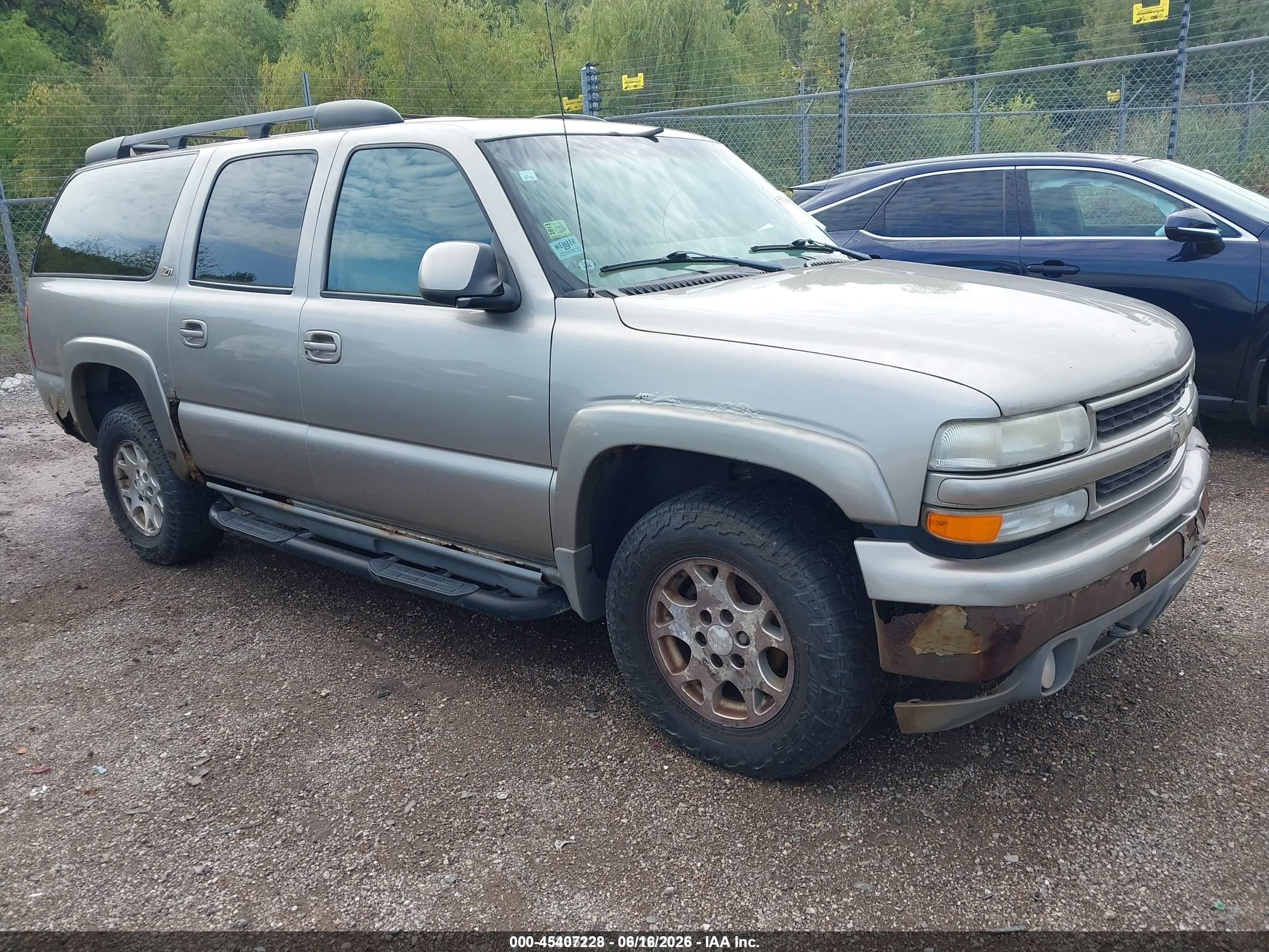2001 Chevrolet Suburban LS, VIN 3GNFK16T21G260075 — Front end