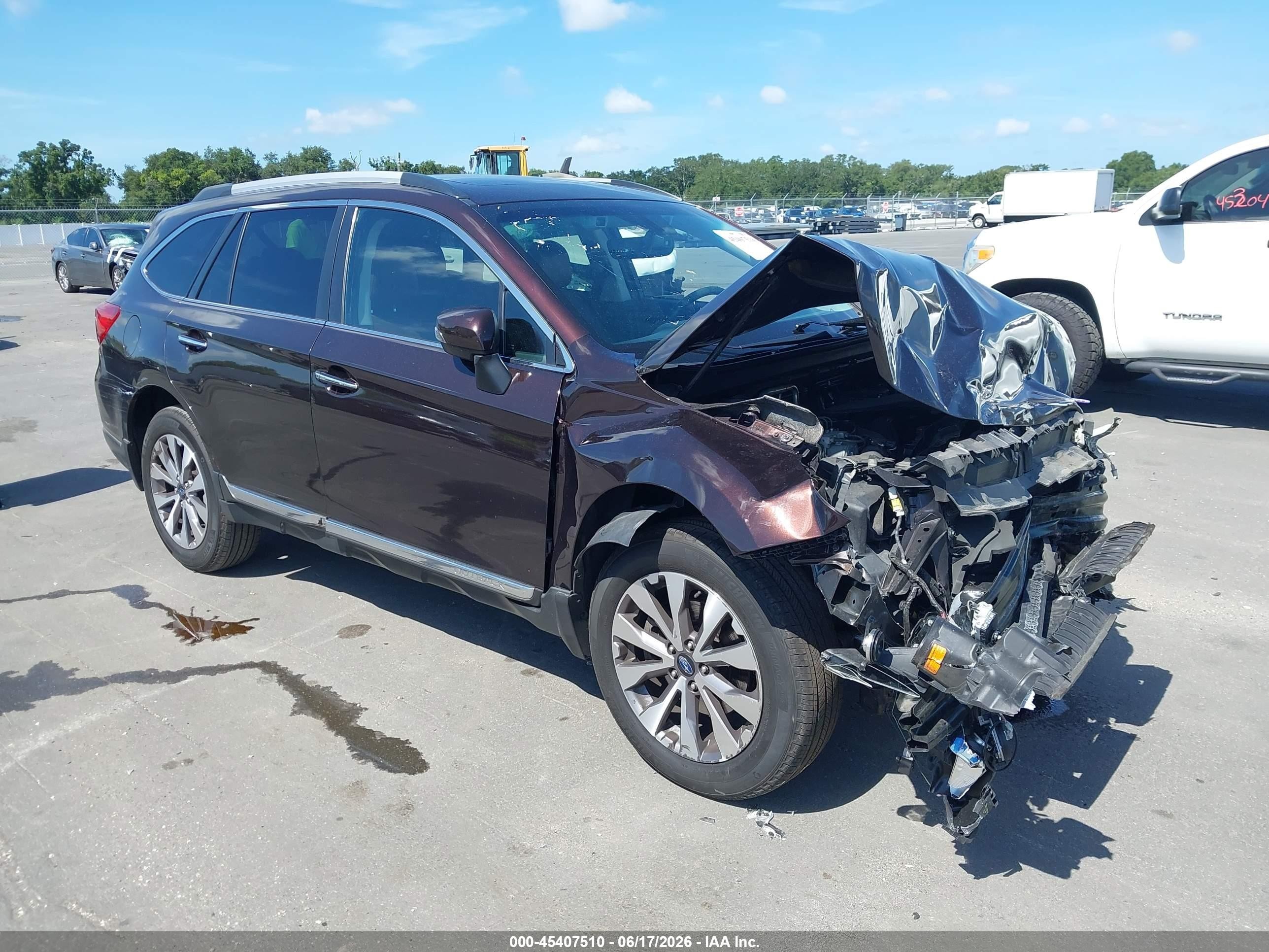 2017 Subaru Outback Touring, VIN 4S4BSATC4H3213571 — Front end