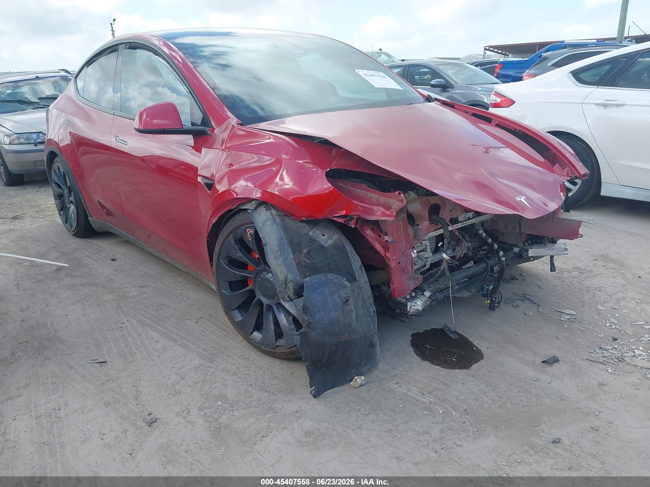 2020 Tesla Model Y Long Range, VIN 5YJYGDEF9LF039680 — Перед