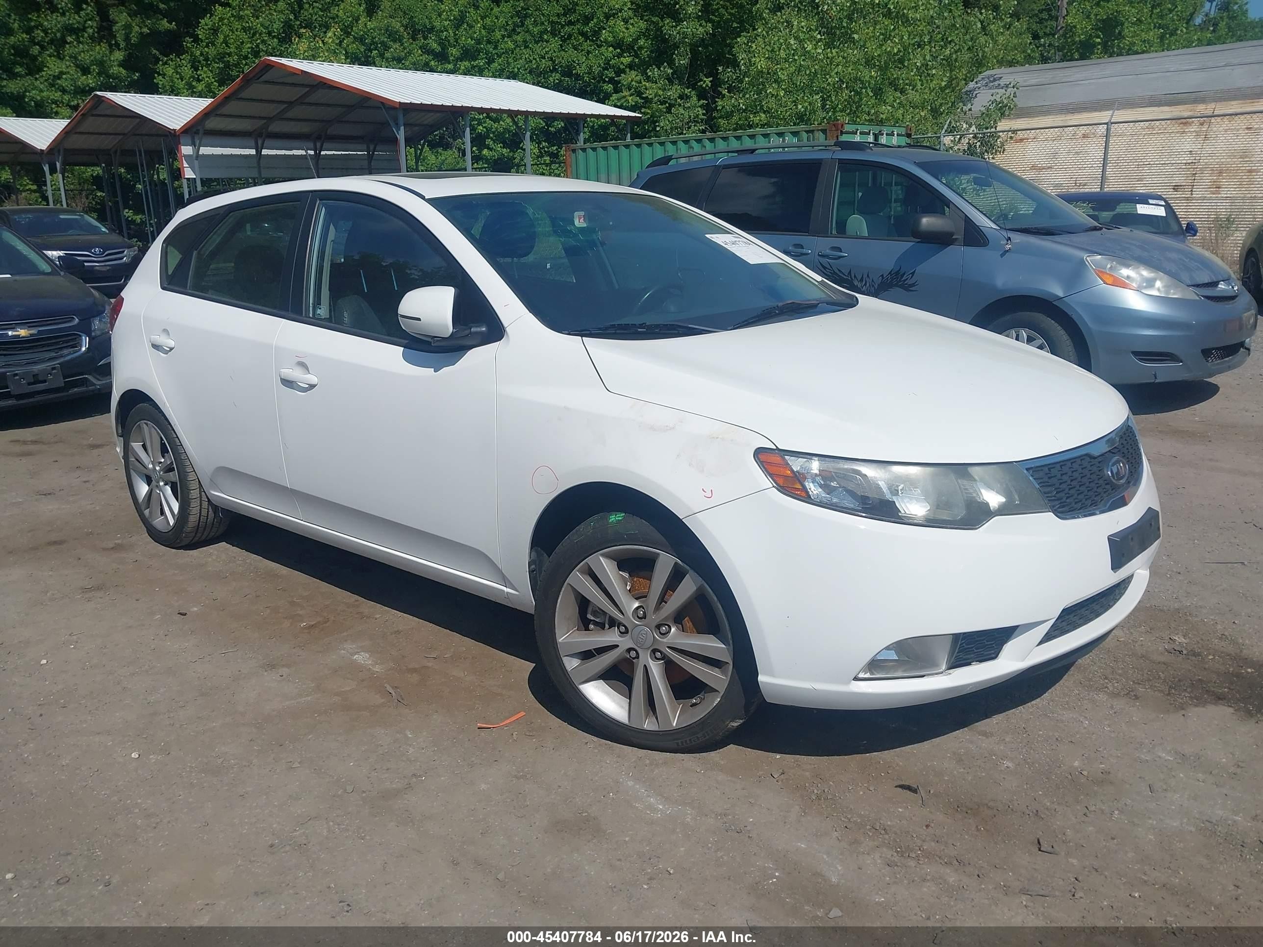 2011 Kia Forte SX, VIN KNAFW5A31B5337679 — Бок