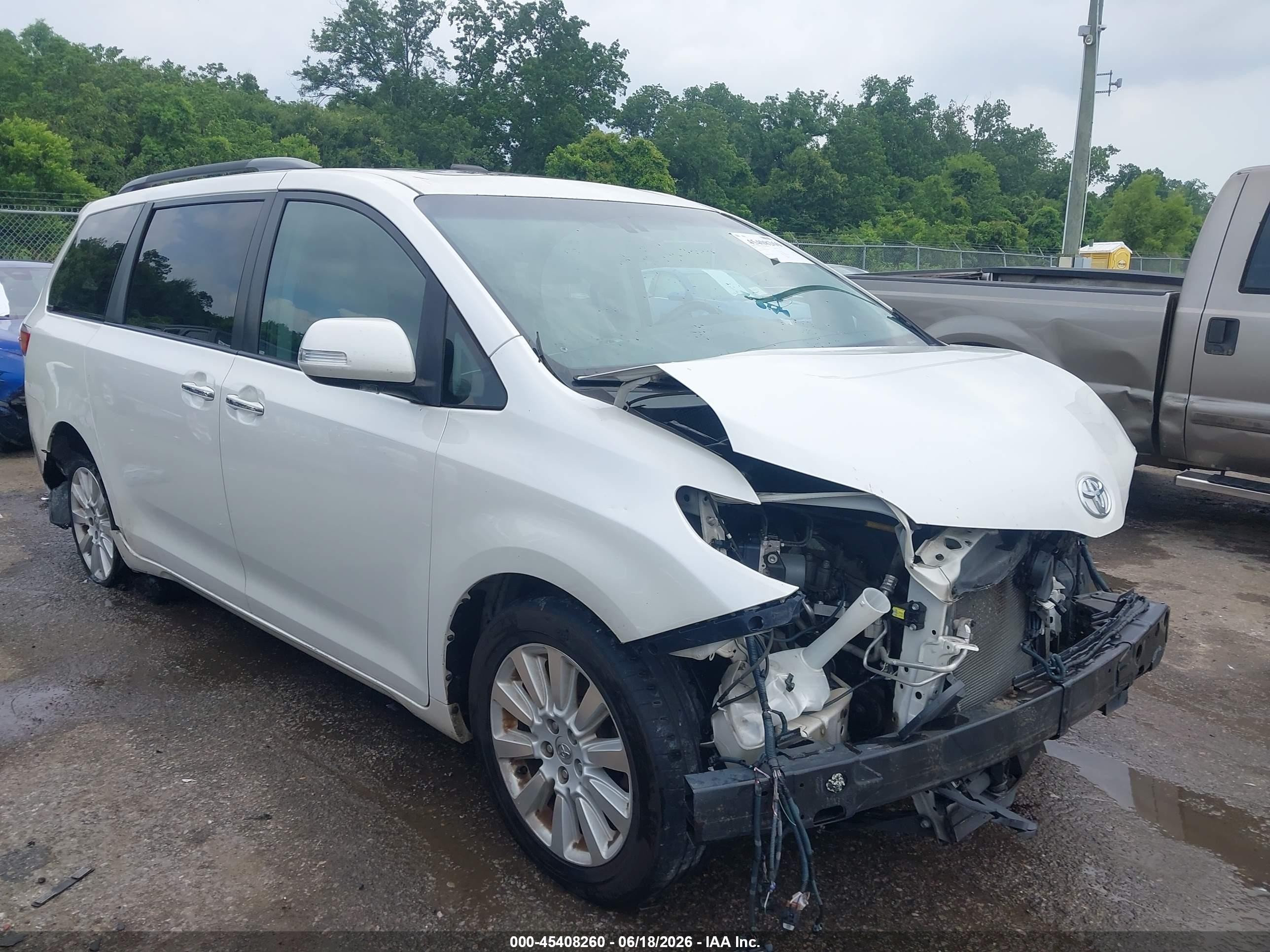 2015 Toyota Sienna XLE Premium, VIN 5TDYK3DC8FS654768 — Front end