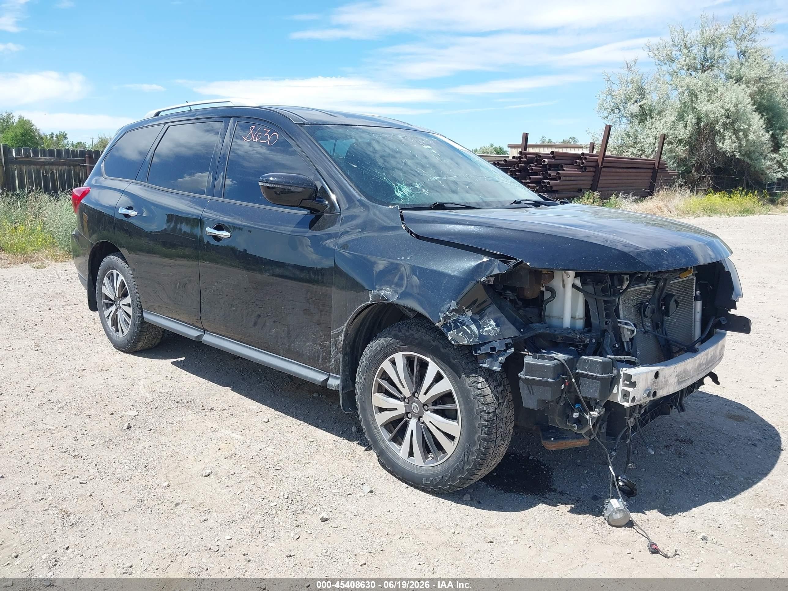 2017 Nissan Pathfinder SV, VIN 5N1DR2MM5HC657057 — Front end