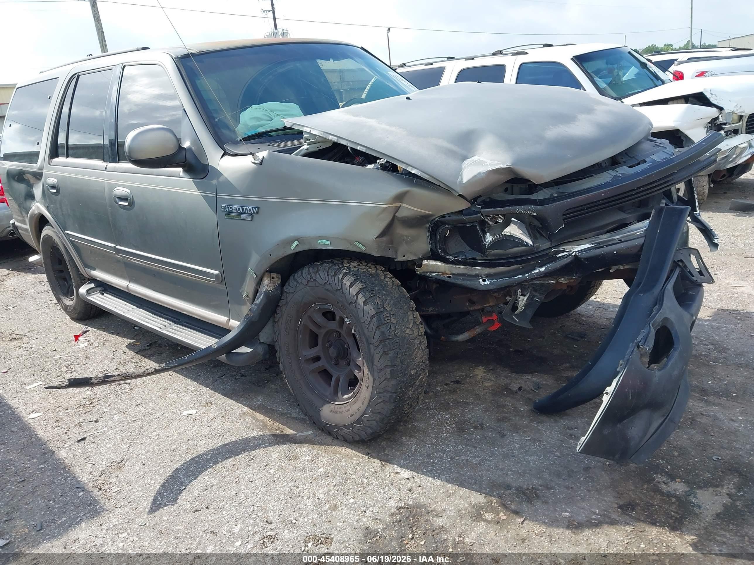 1999 Ford Expedition XLT, VIN 1FMRU1760XLB88793 — Front end
