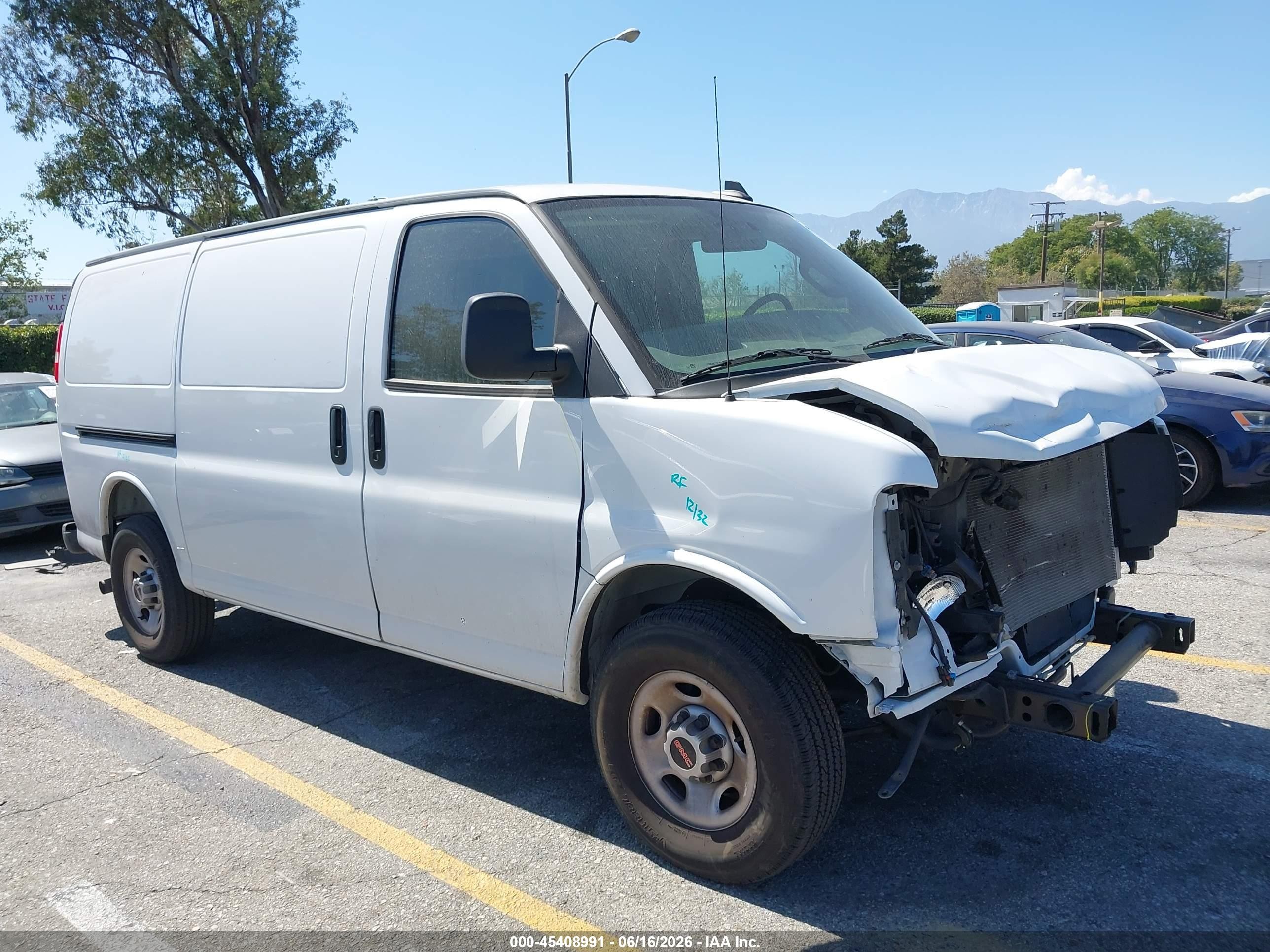 2025 GMC Savana Cargo, VIN 1GTW7AFP4S1102804 — Перед