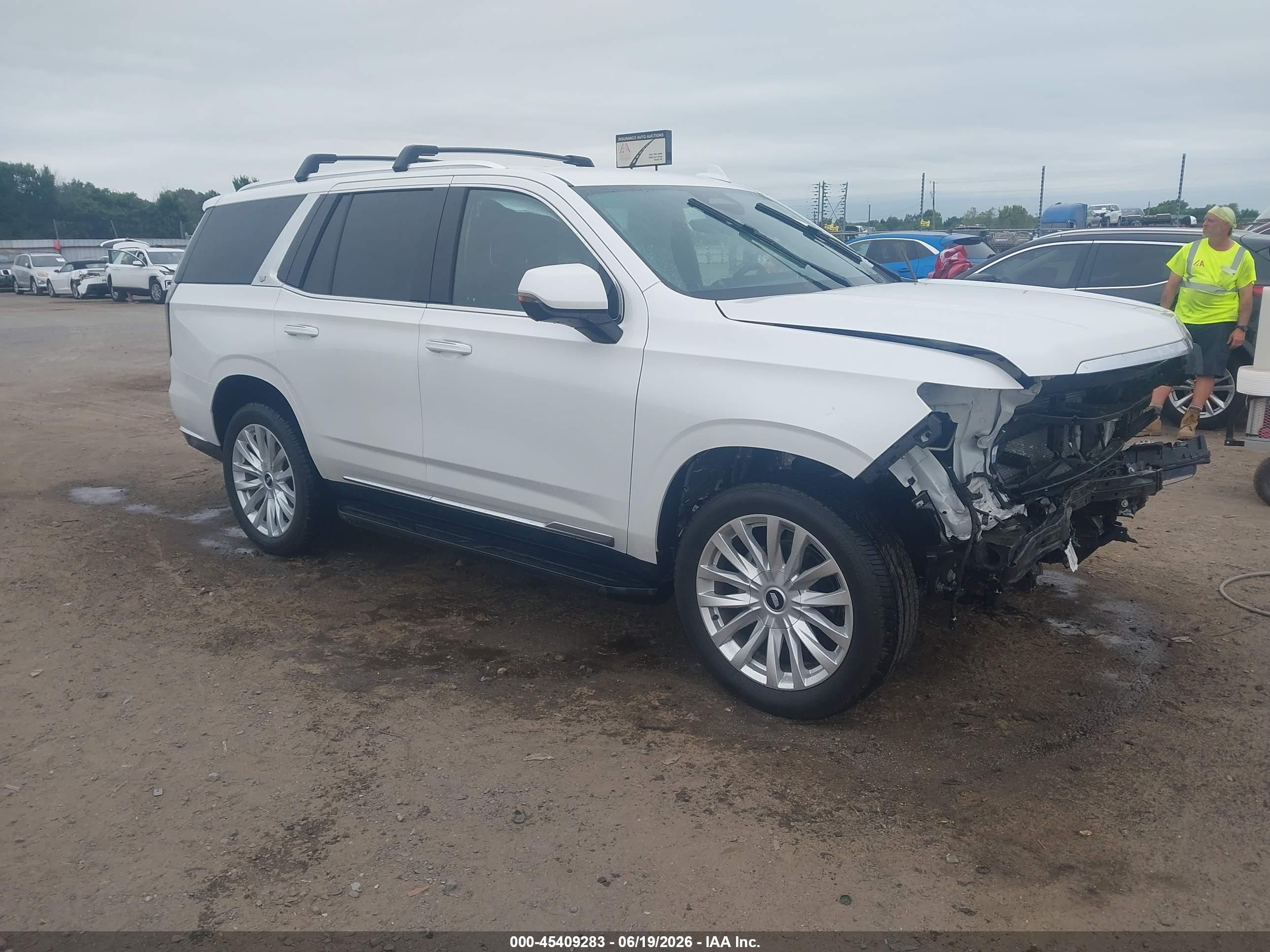 2024 Cadillac Escalade RWD Luxury, VIN 1GYS3AKL5RR370845 — Front end
