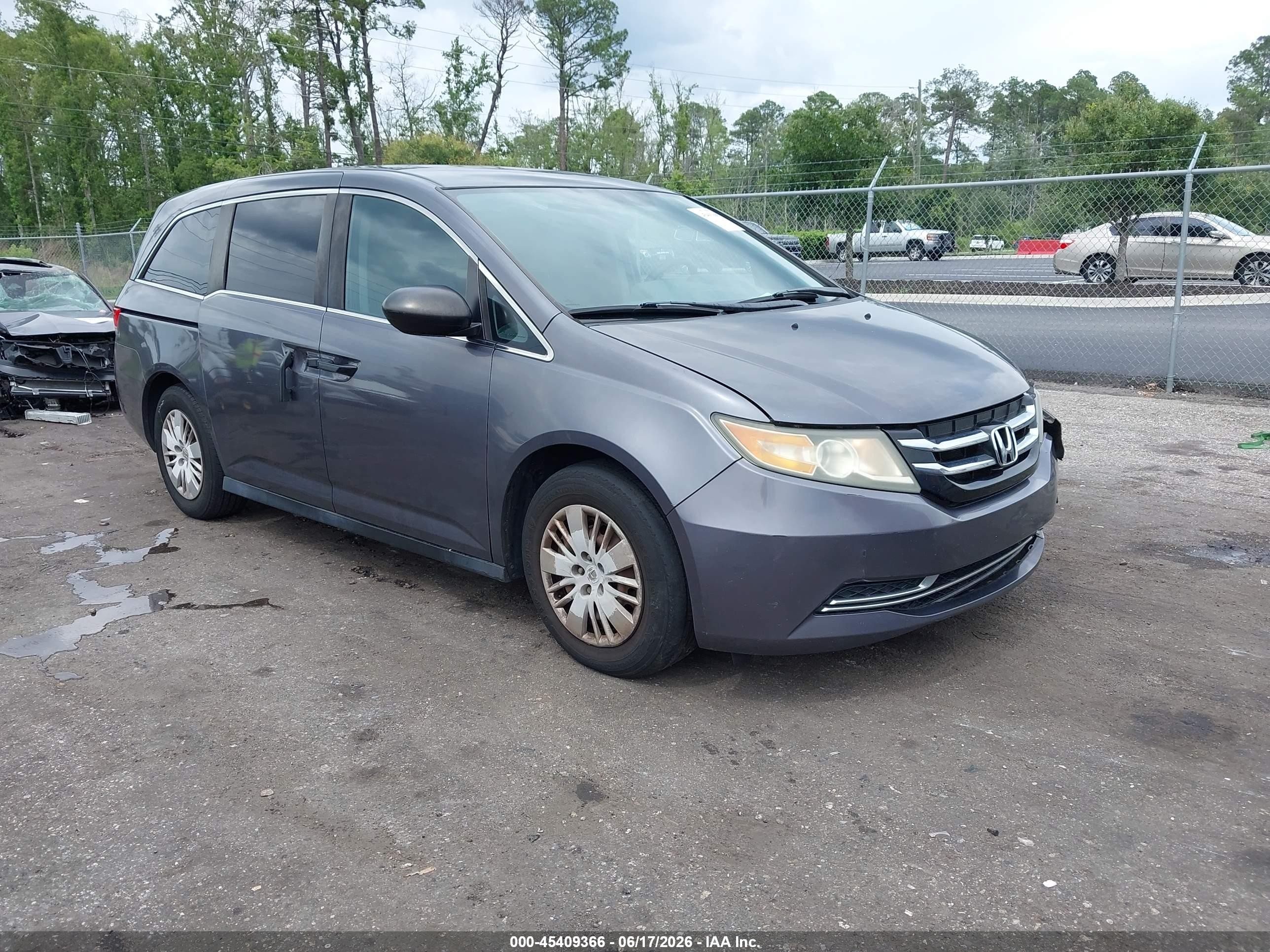 2016 Honda Odyssey LX, VIN 5FNRL5H26GB014613 — Front end