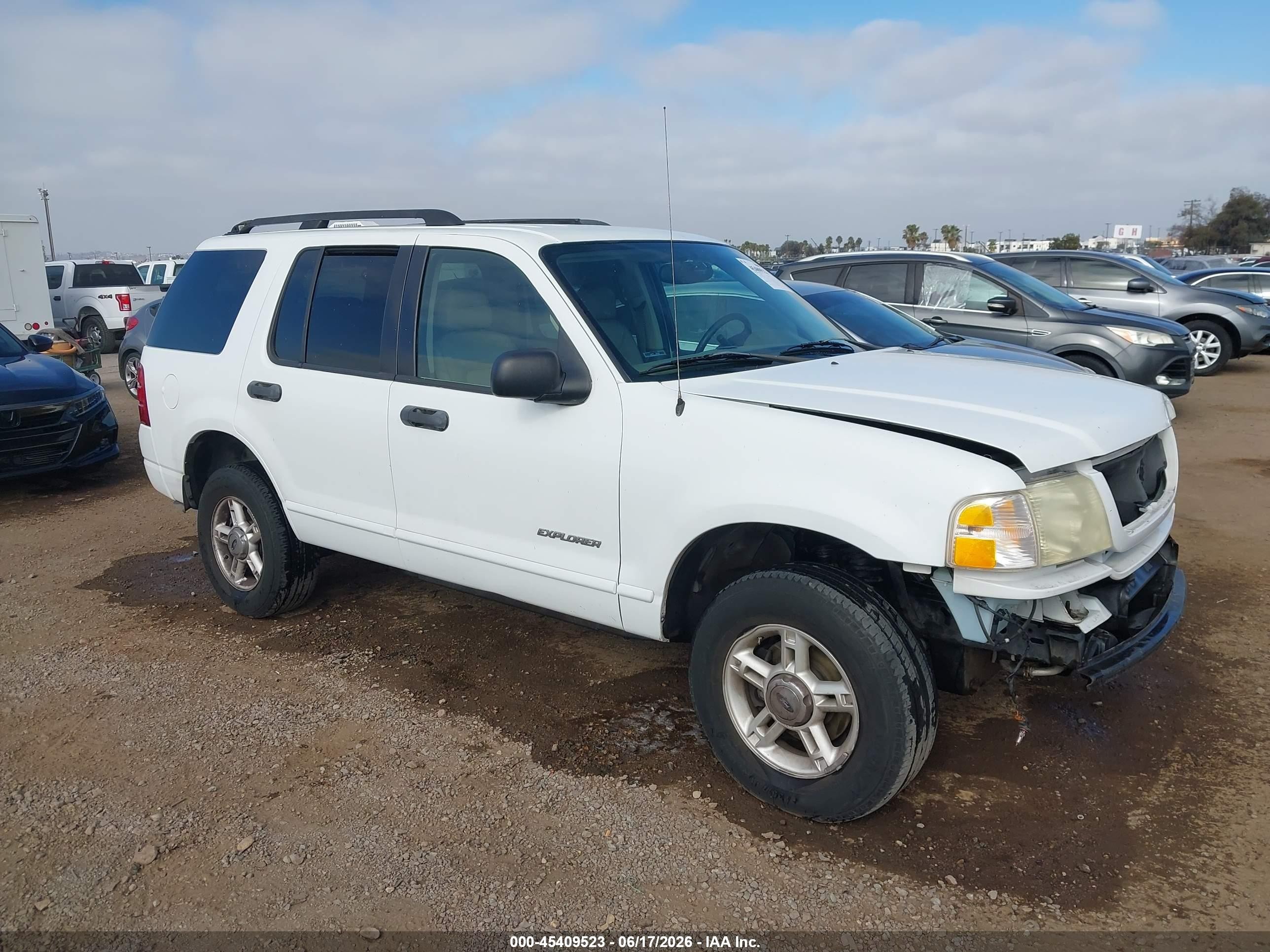 2004 Ford Explorer XLT, VIN 1FMZU63E24UB74233 — Front end
