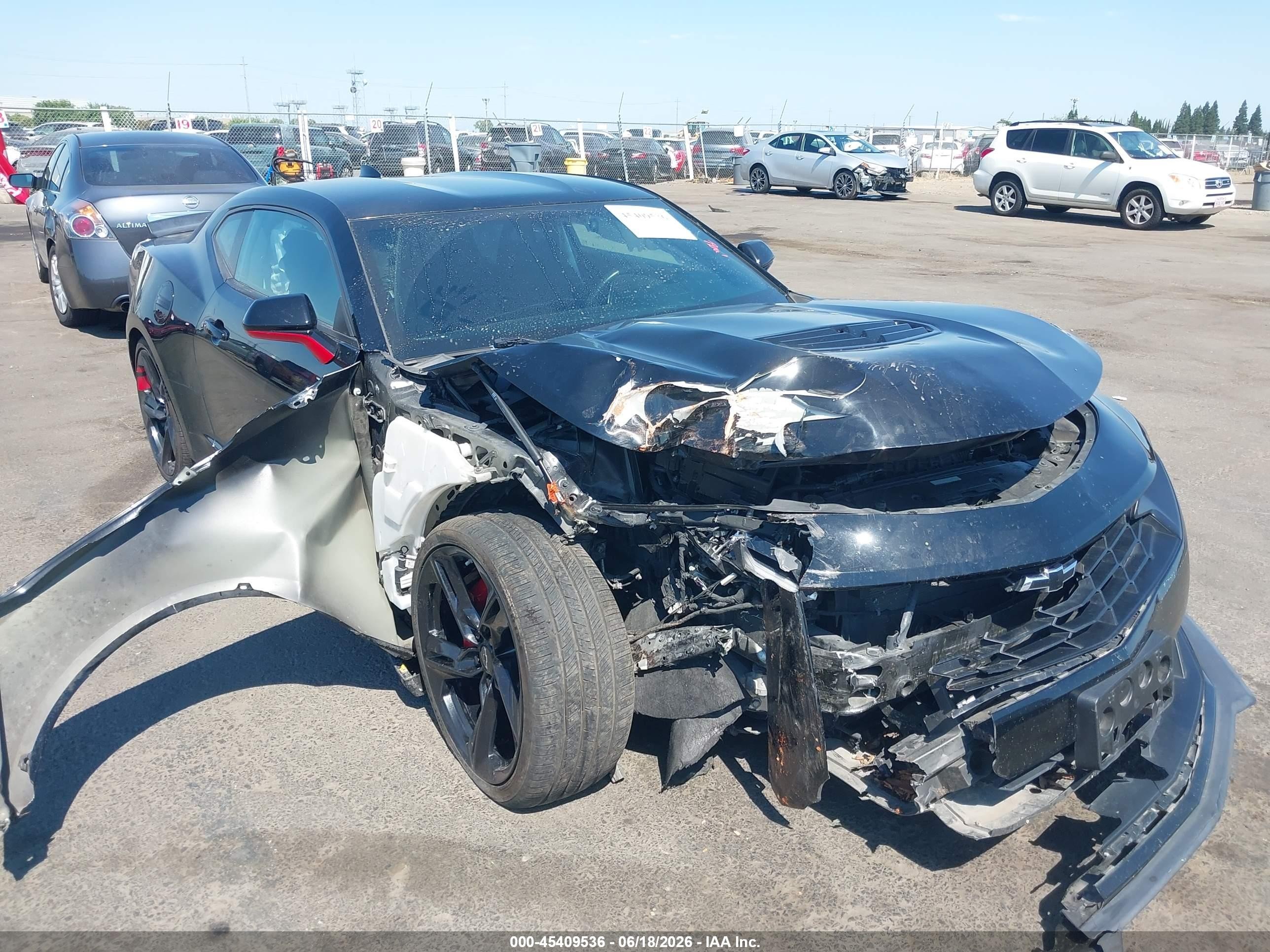 2021 Chevrolet Camaro LT1, VIN 1G1FE1R79M0122095 — Front end