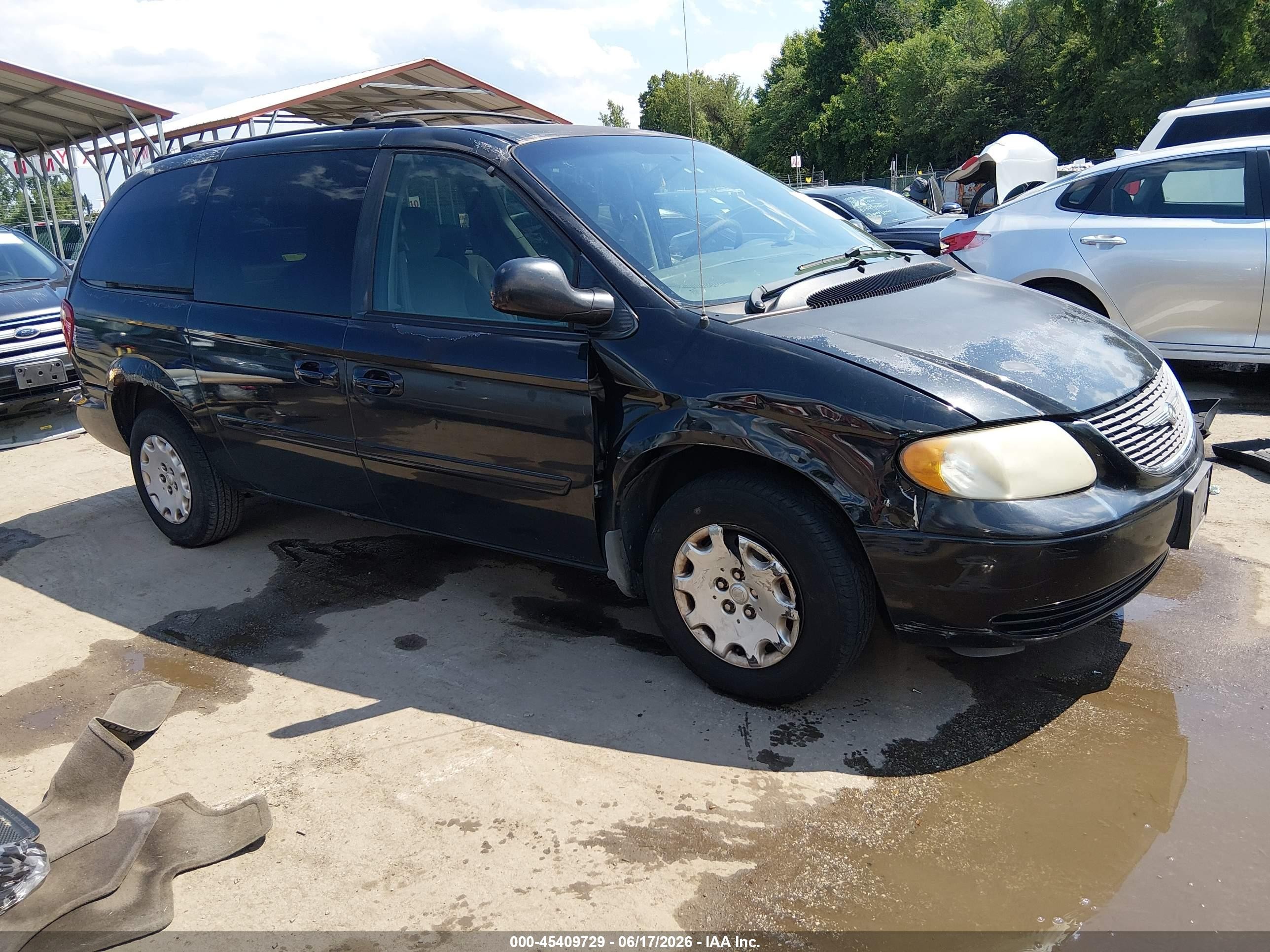 2004 Chrysler Town & Country LX, VIN 2C4GP44R24R582737 — Side