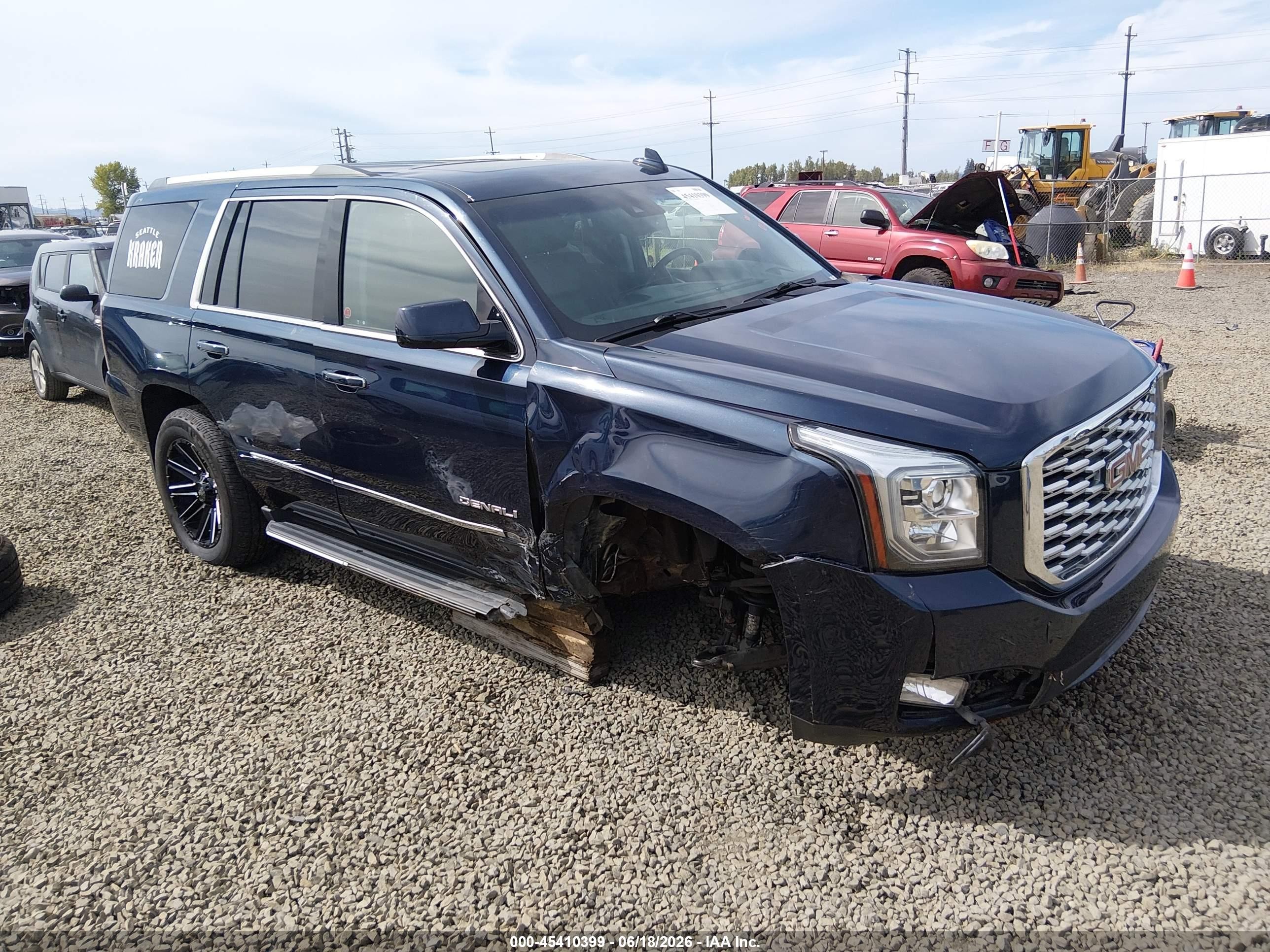 2019 GMC Yukon Denali, VIN 1GKS2CKJXKR353441 — Front end