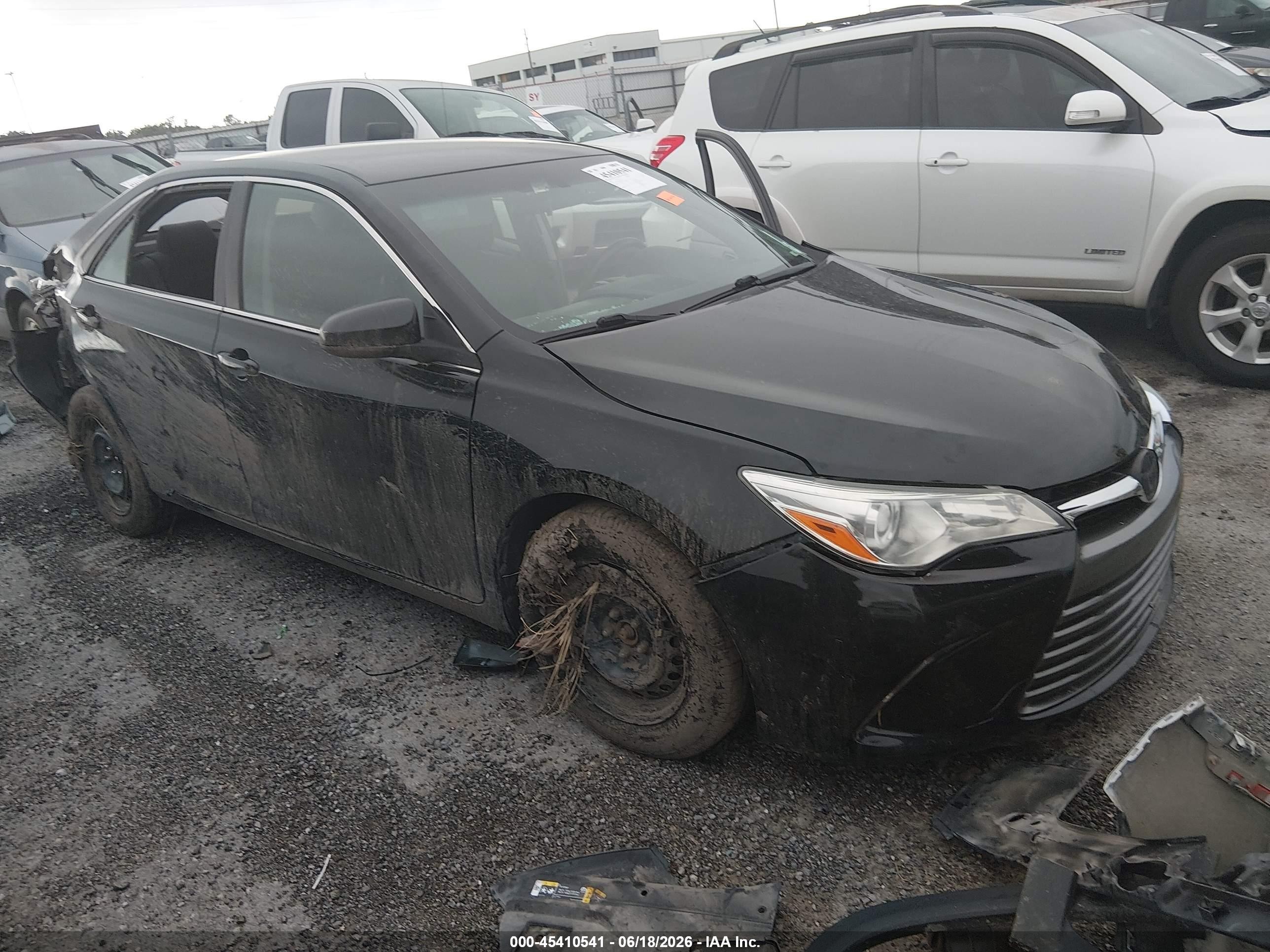 2016 Toyota Camry XLE, VIN 4T4BF1FK8GR526371 — Бок