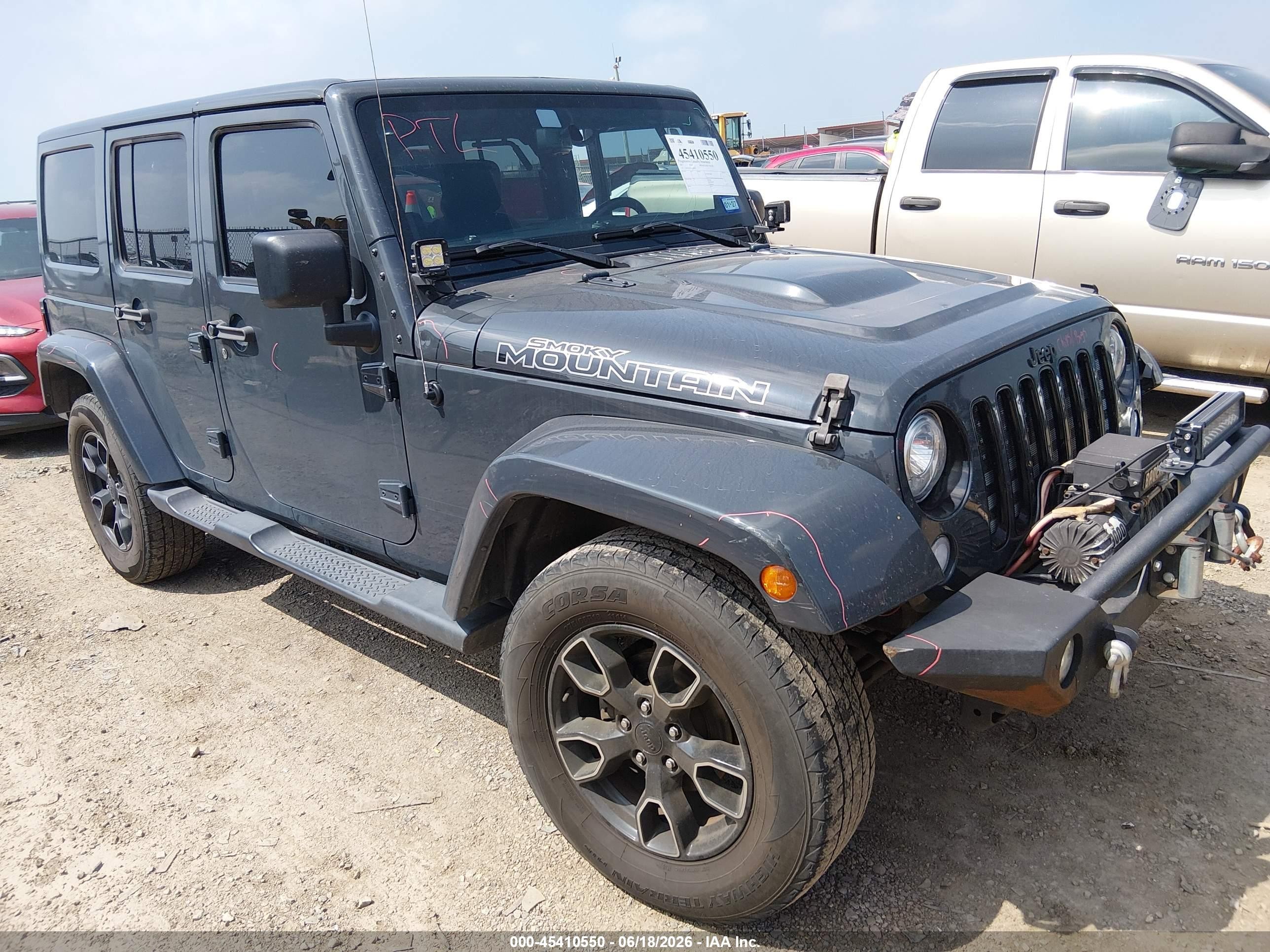 2017 Jeep Wrangler Unlimited Sahara, VIN 1C4HJWEG1HL685287 — Front end