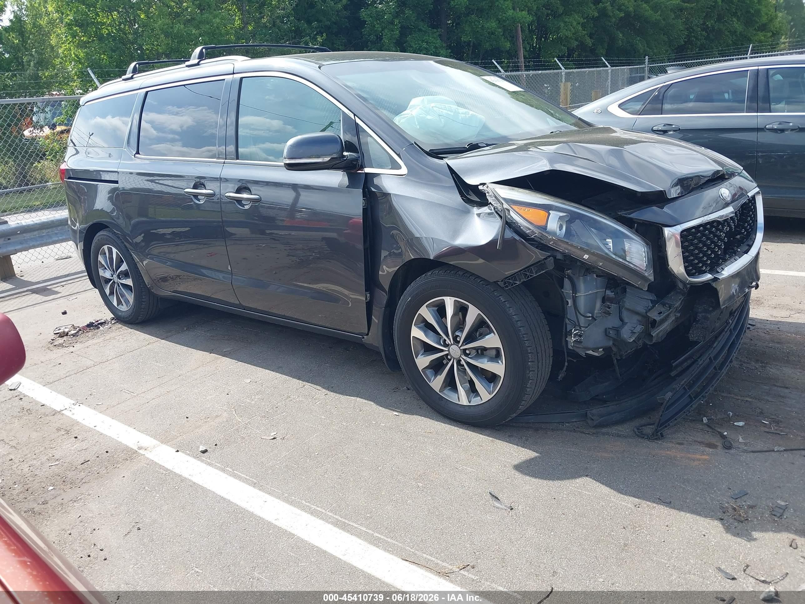 2017 Kia Sedona EX, VIN KNDMC5C12H6325803 — Перед