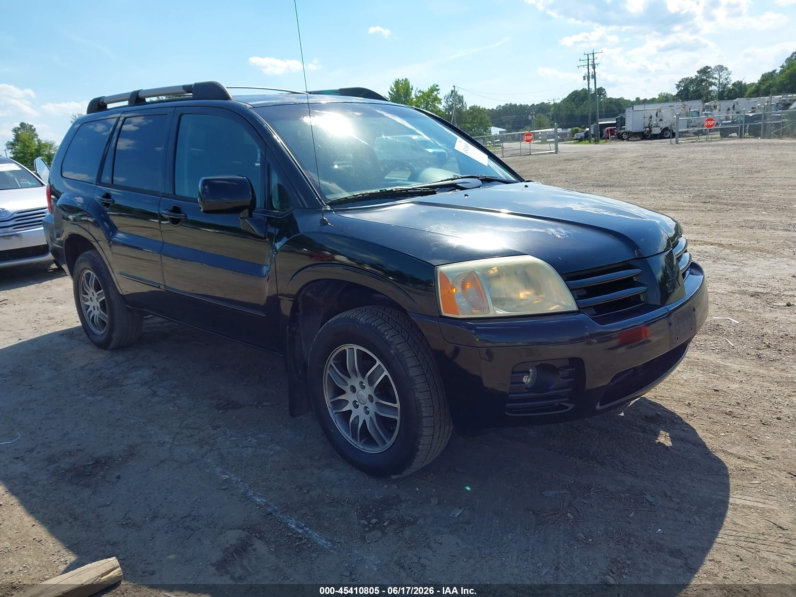 2005 Mitsubishi Endeavor Limited, VIN 4A4MN41S55E003277 — Front end